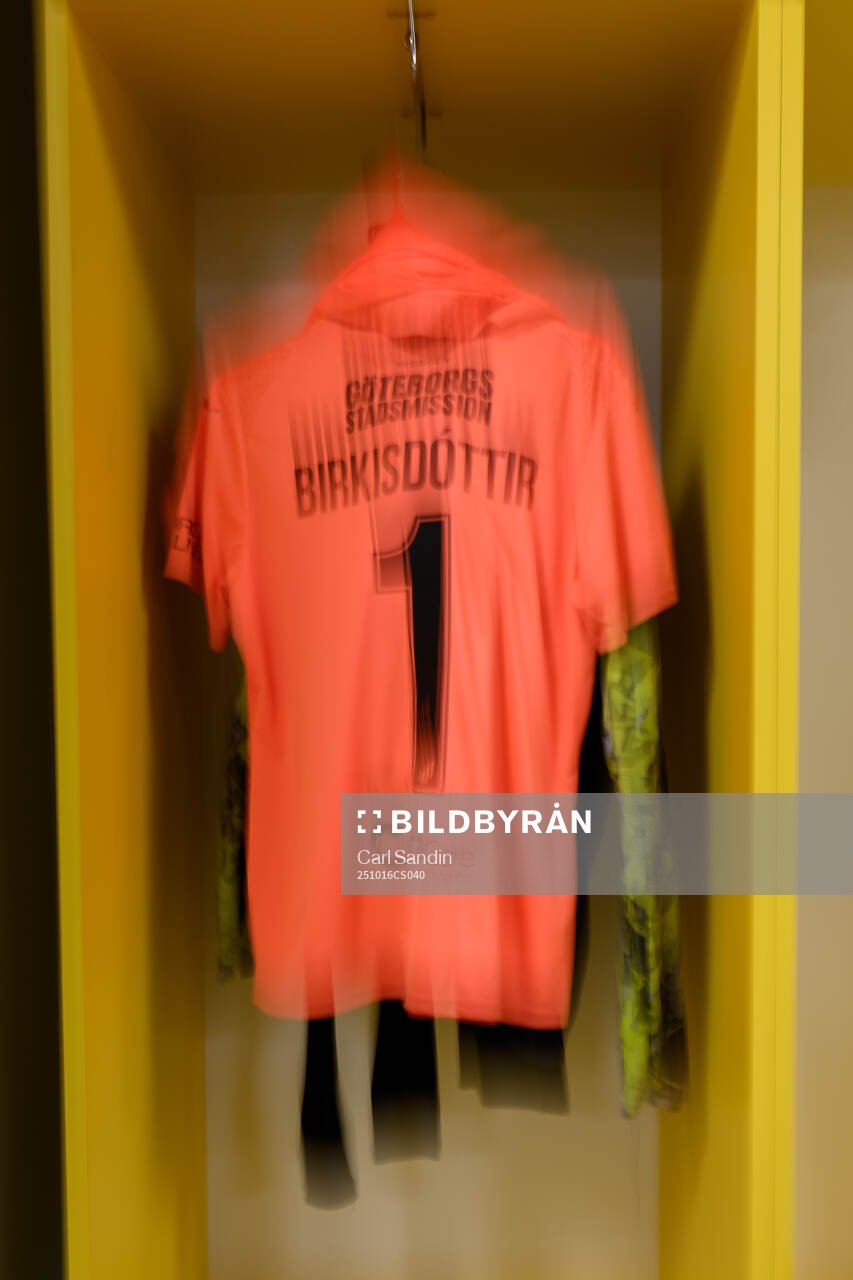 The jersey of goalkeeper Fanney Birkisdottir of Häcken
