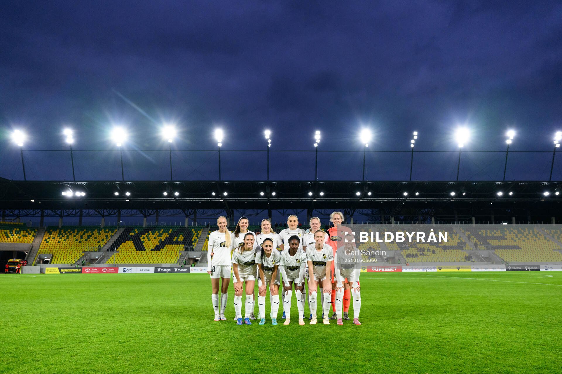 The starting eleven of Häcken pose for a team photo