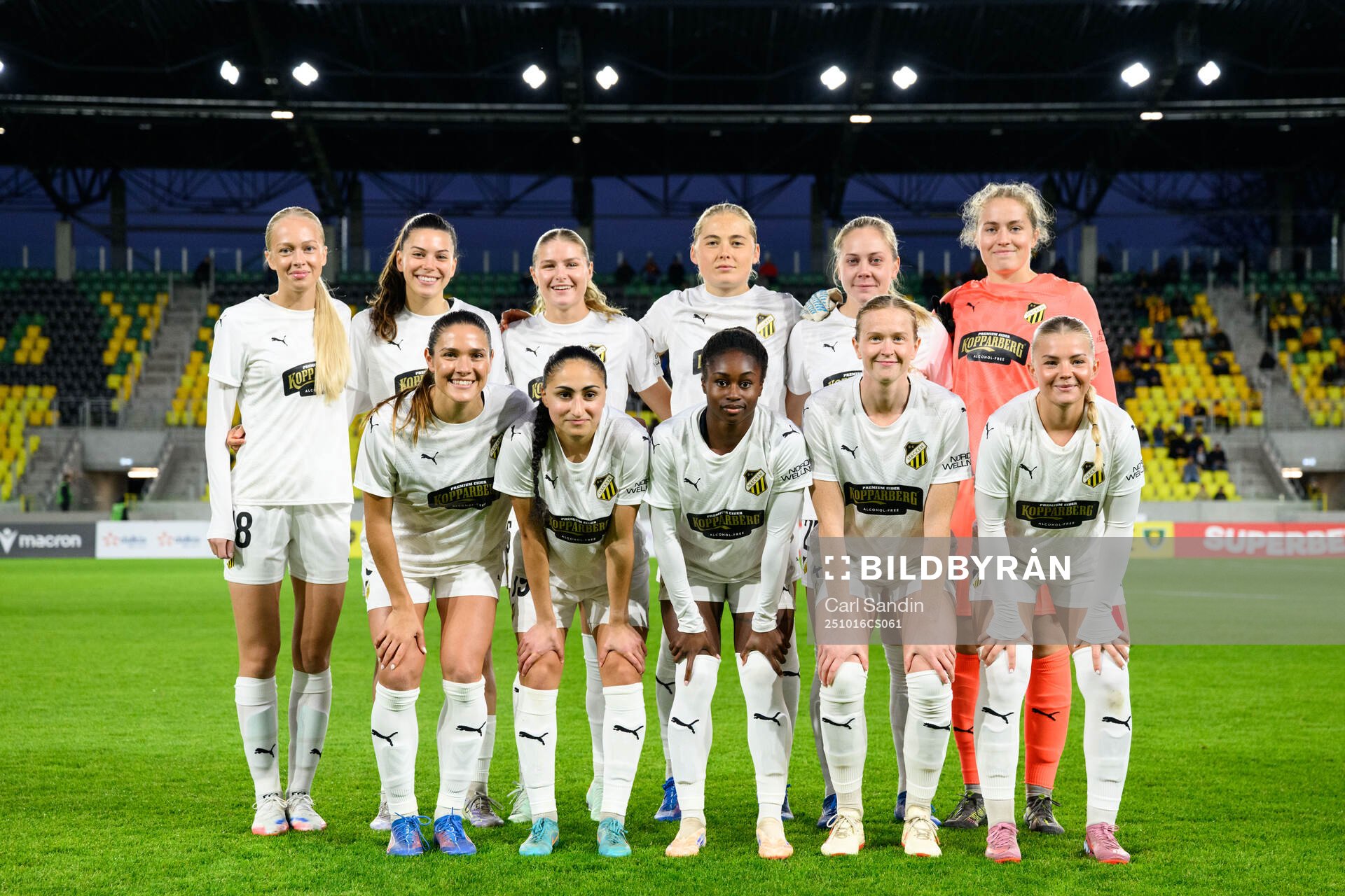 The starting eleven of Häcken pose for a team photo