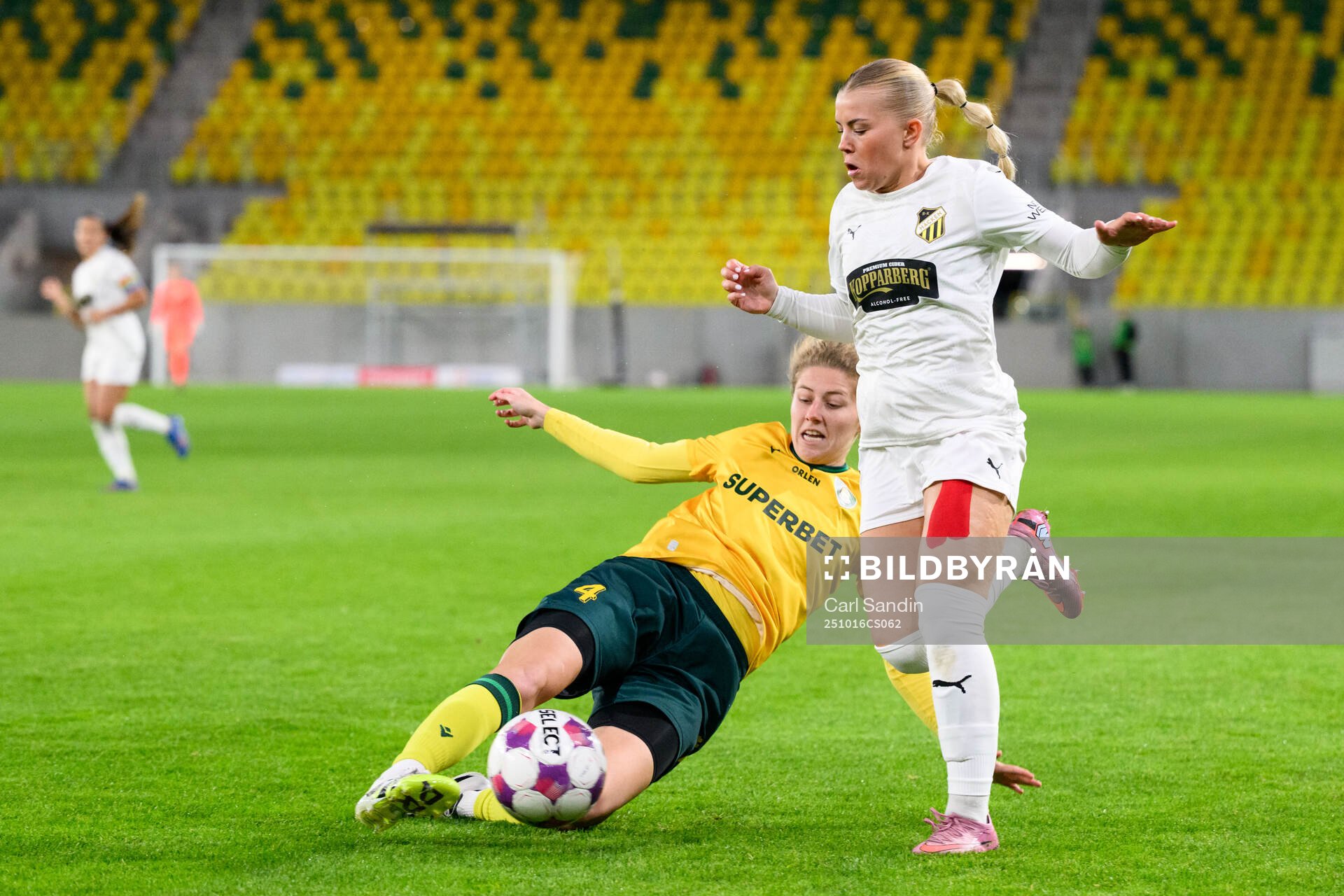 Katarzyna Nowak of Katowice and Matilda Nildén of Häcken