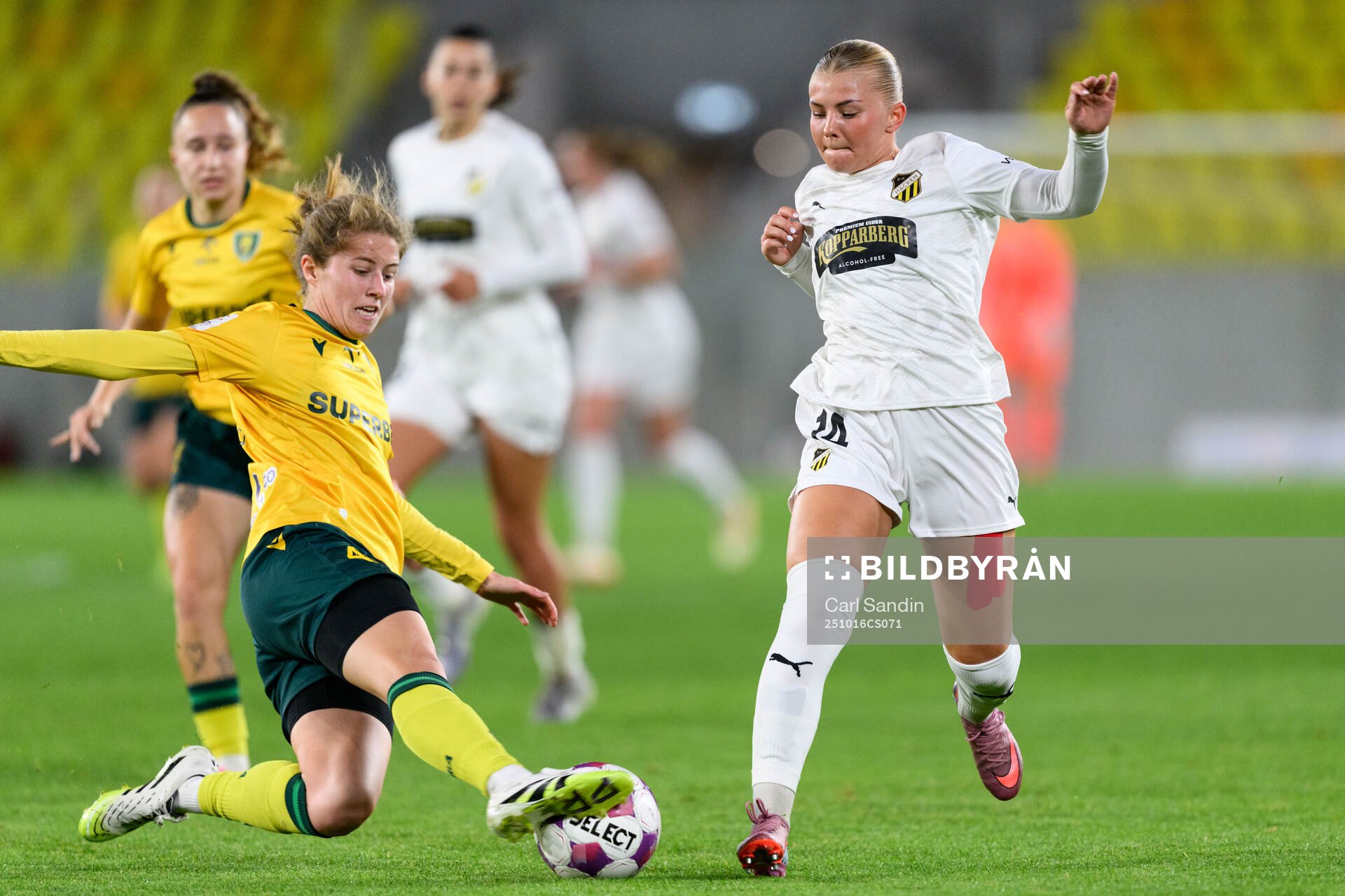 Katarzyna Nowak of Katowice and Matilda Nildén of Häcken