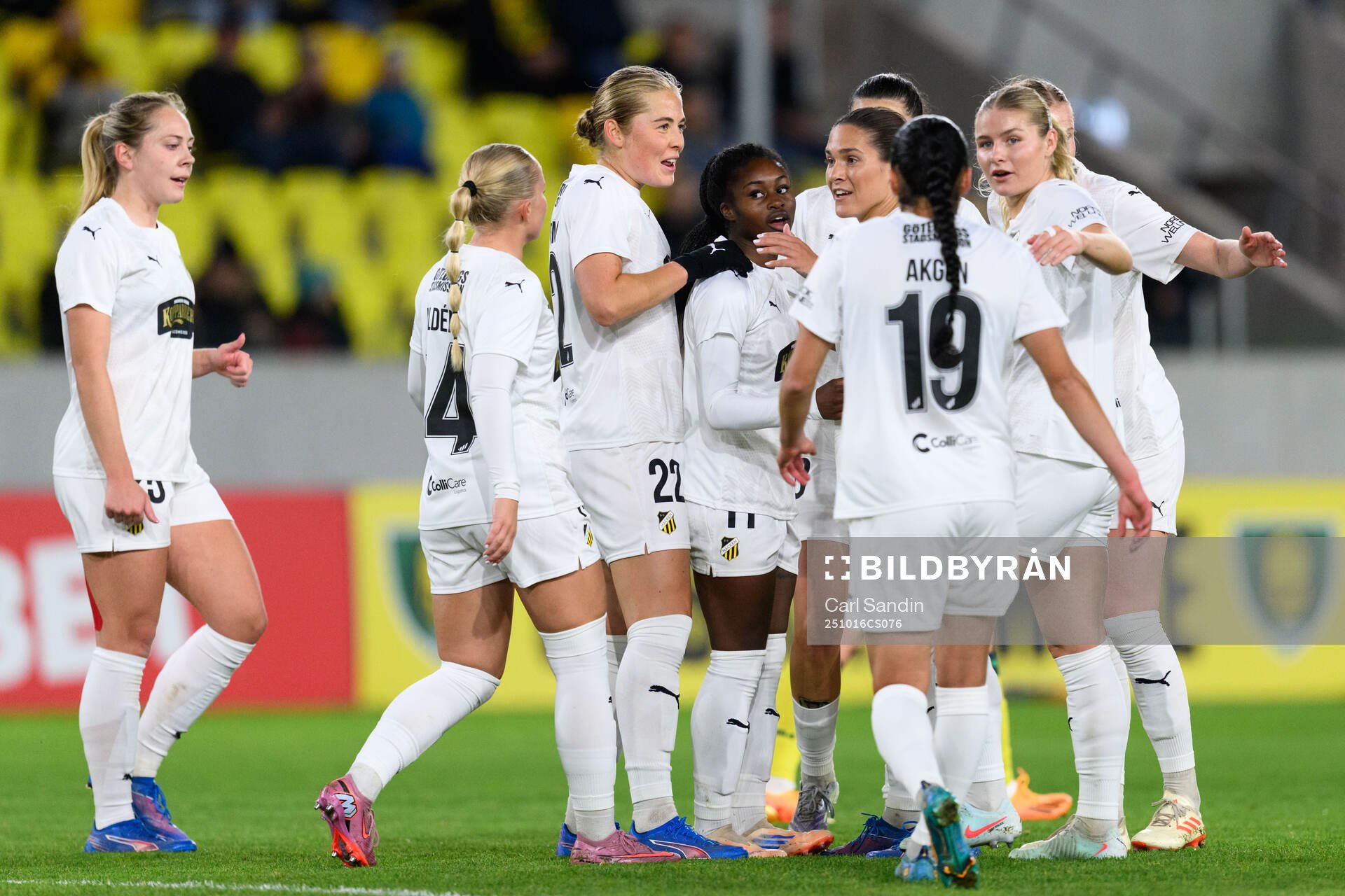 Monica Jusu Bah of Häcken celebrates with team mates