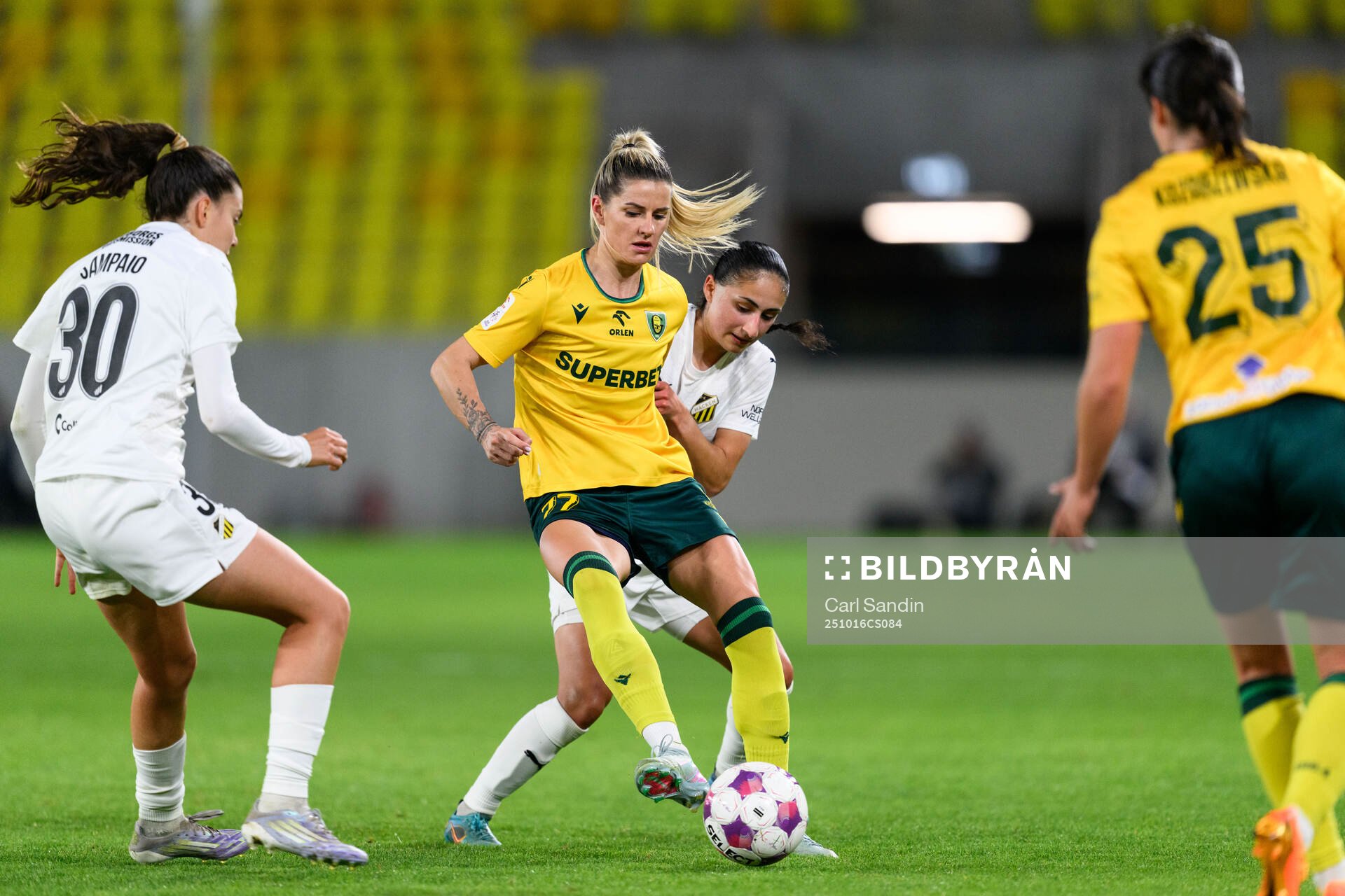 Dzesika Jaszek of Katowice and Nesrin Akgun of Häcken