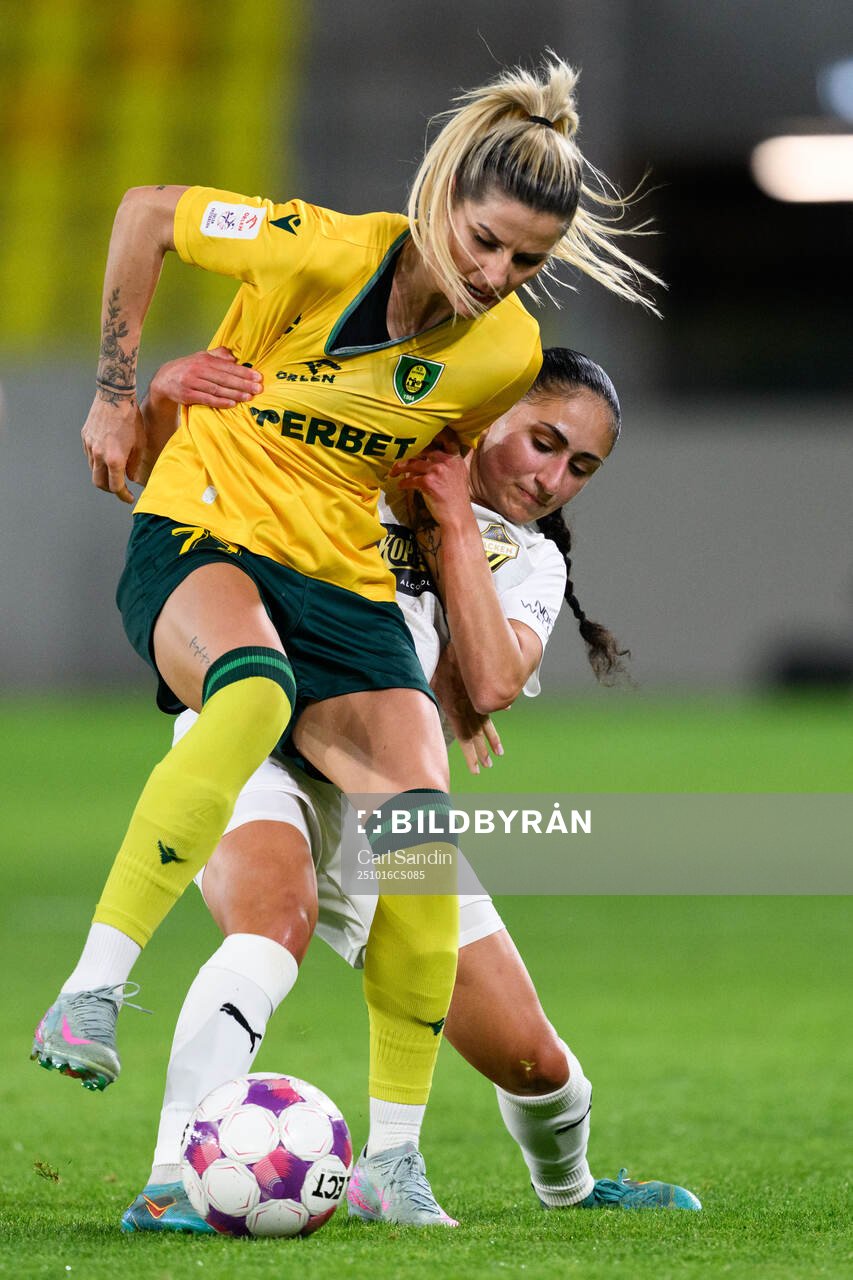 Dzesika Jaszek of Katowice and Nesrin Akgun of Häcken