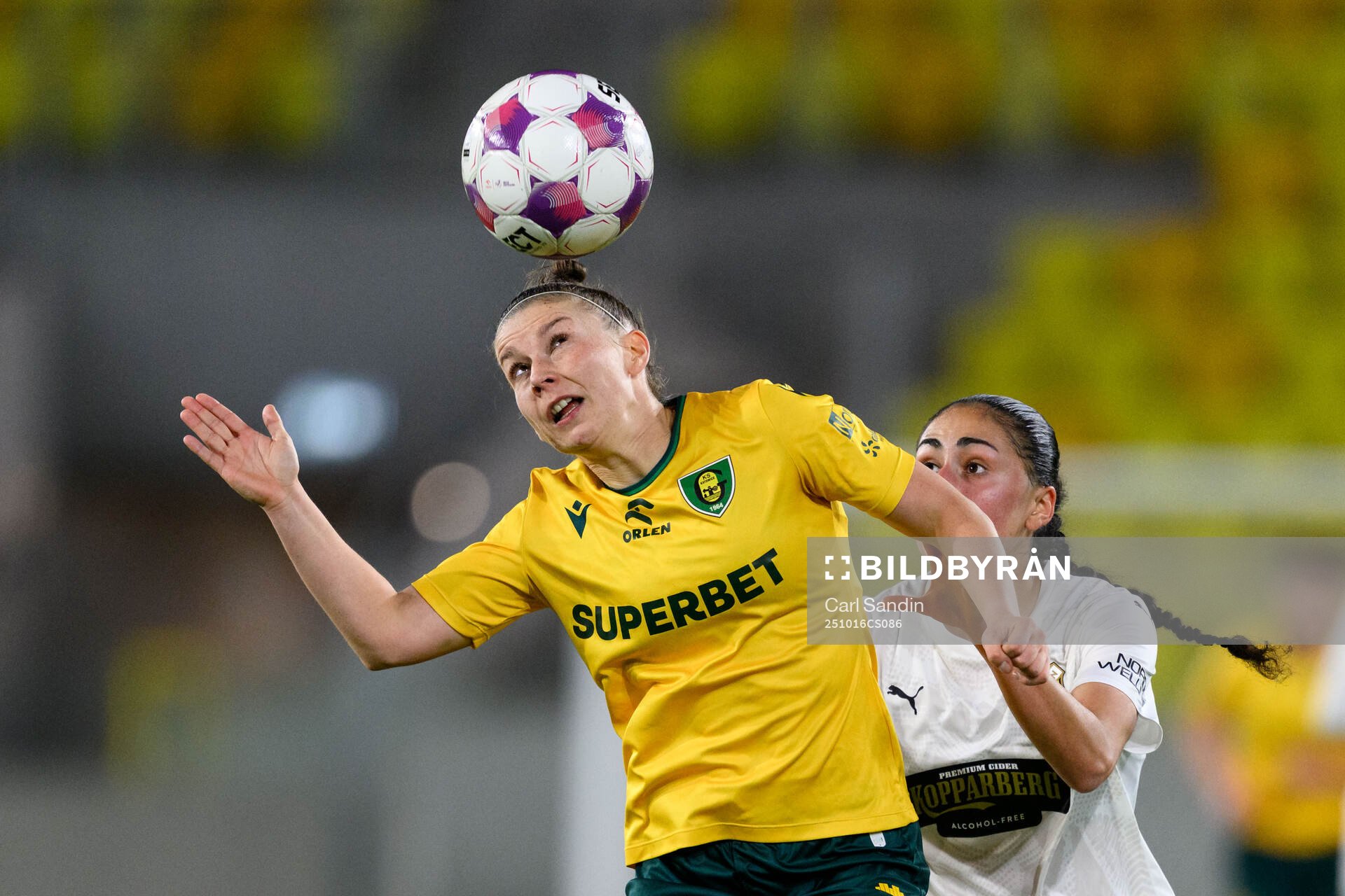 Aleksandra Nieciag of Katowice and Nesrin Akgun of Häcken