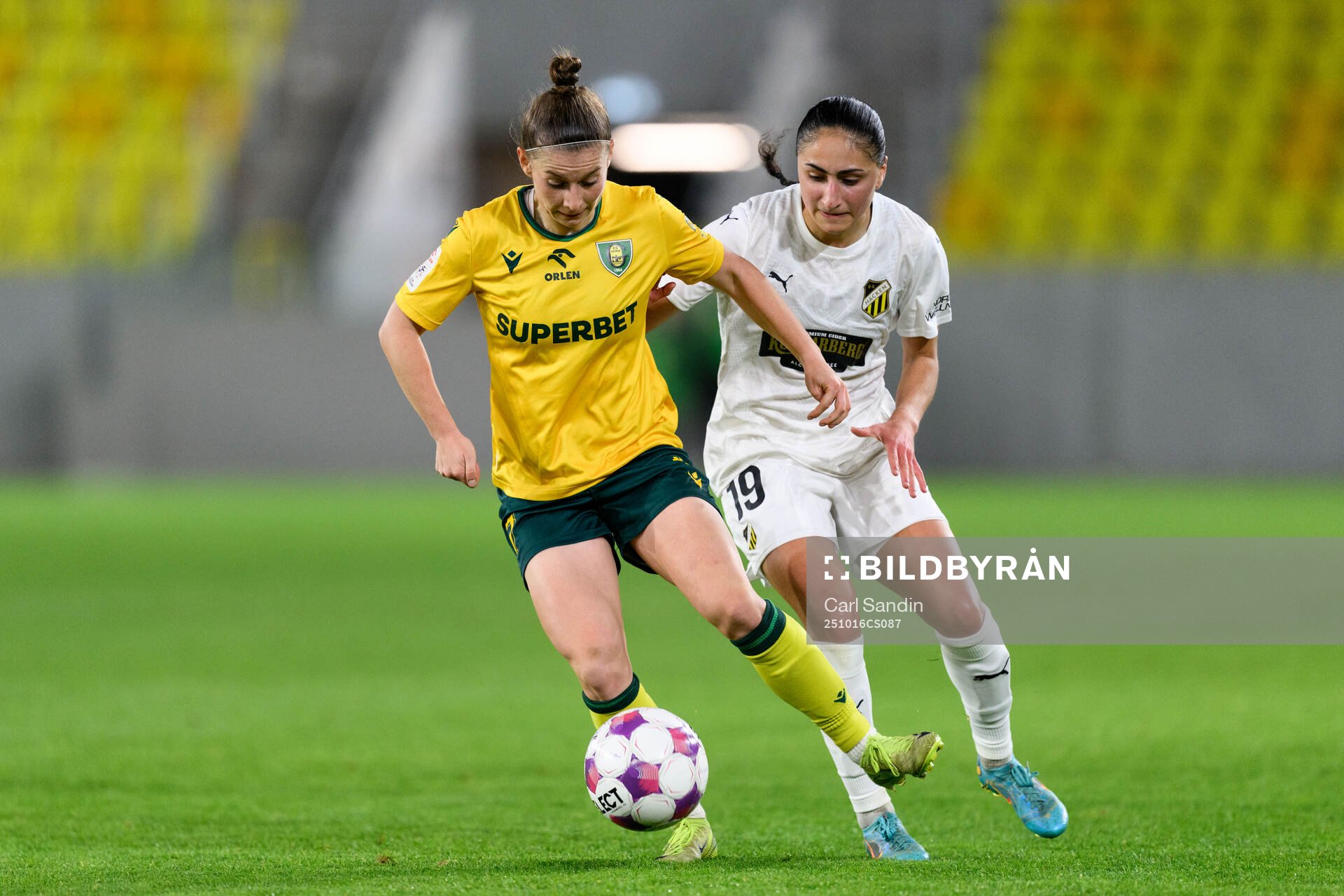Aleksandra Nieciag of Katowice and Nesrin Akgun of Häcken