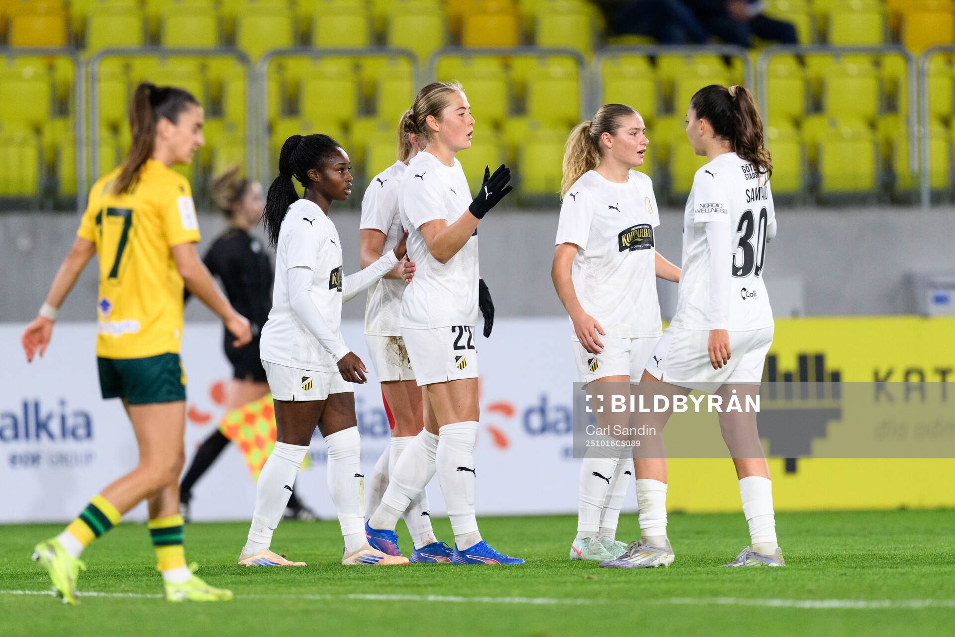 Paulina Nyström of Häcken celebrates with team mates