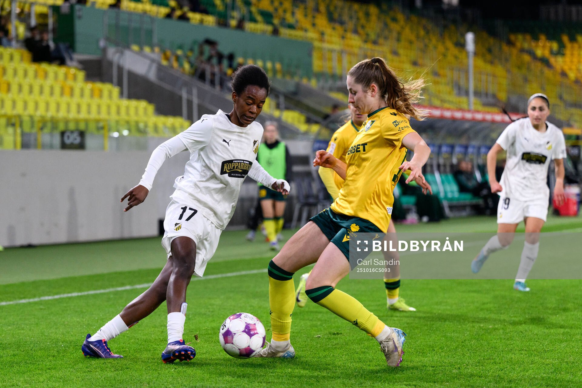 Faith Chinzimu of Häcken and Jagoda Cyraniak of Katowice