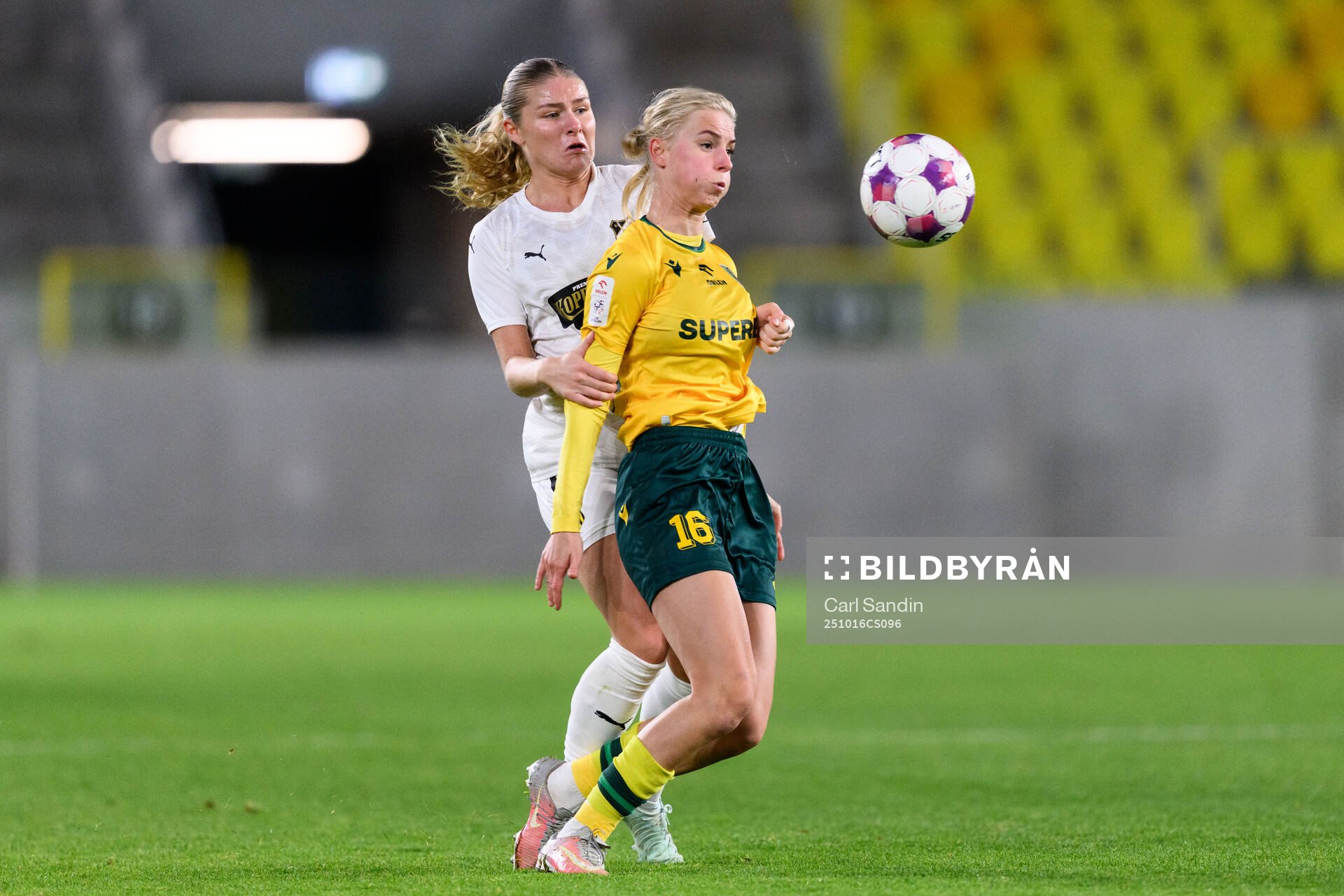 Emilie Carlberg Byrnak of Häcken and Nicola Brzeczek of