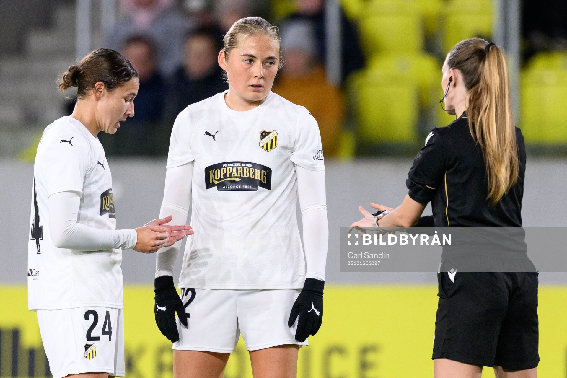 Tabby Tindell and Paulina Nyström of Häcken with referee