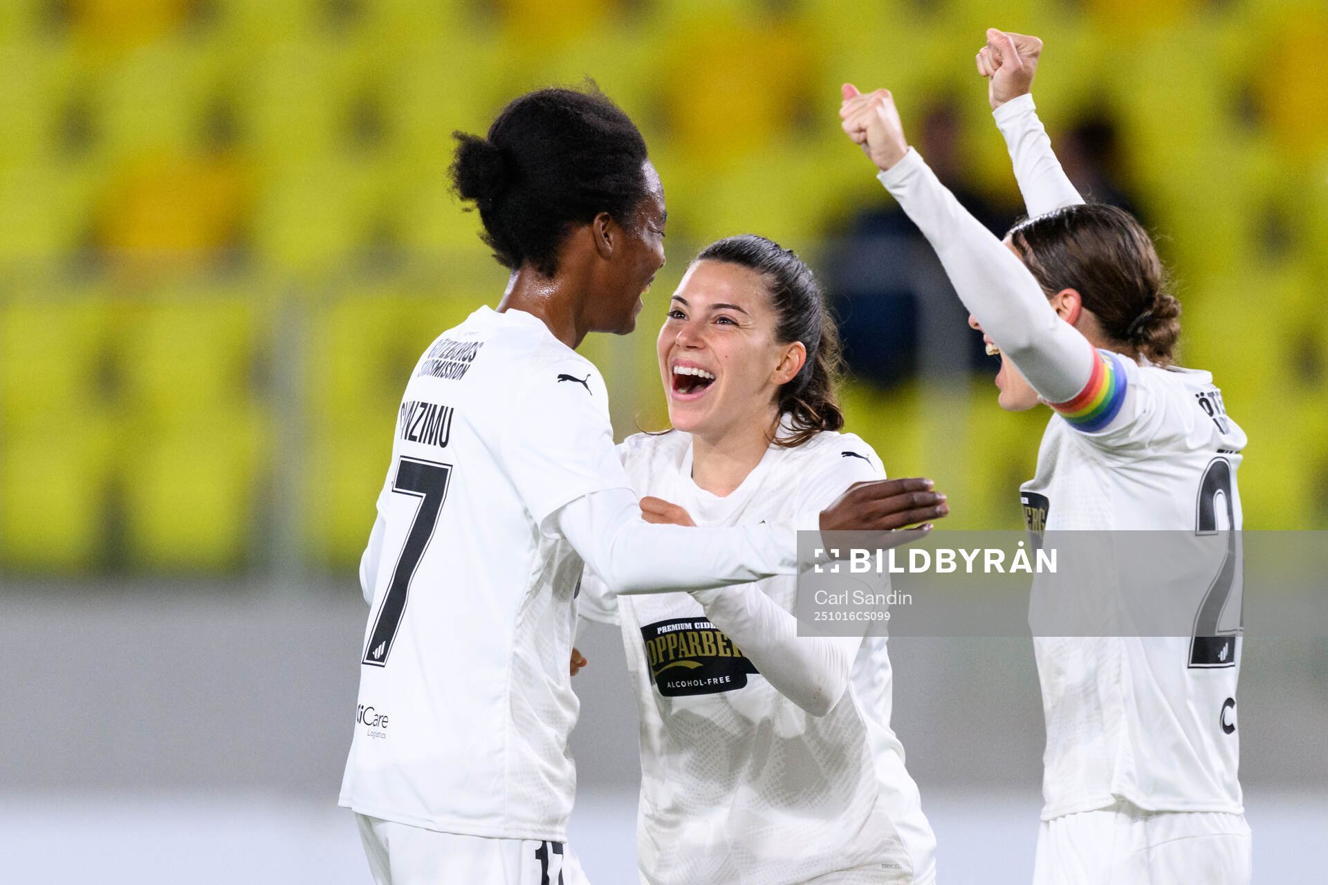 Faith Chinzimu of Häcken celebrates with Helena Sampaio