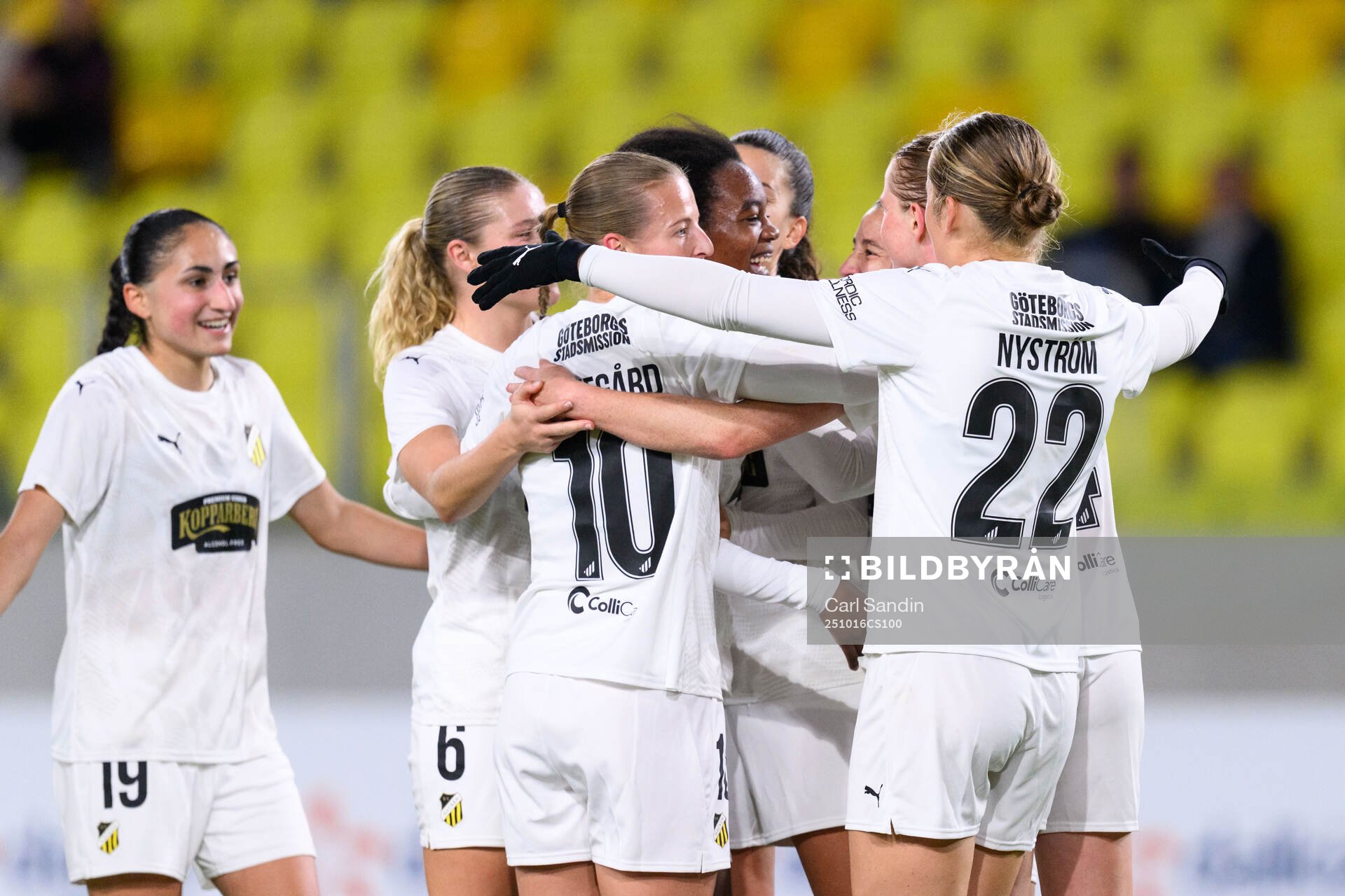 Faith Chinzimu of Häcken celebrates with team mates