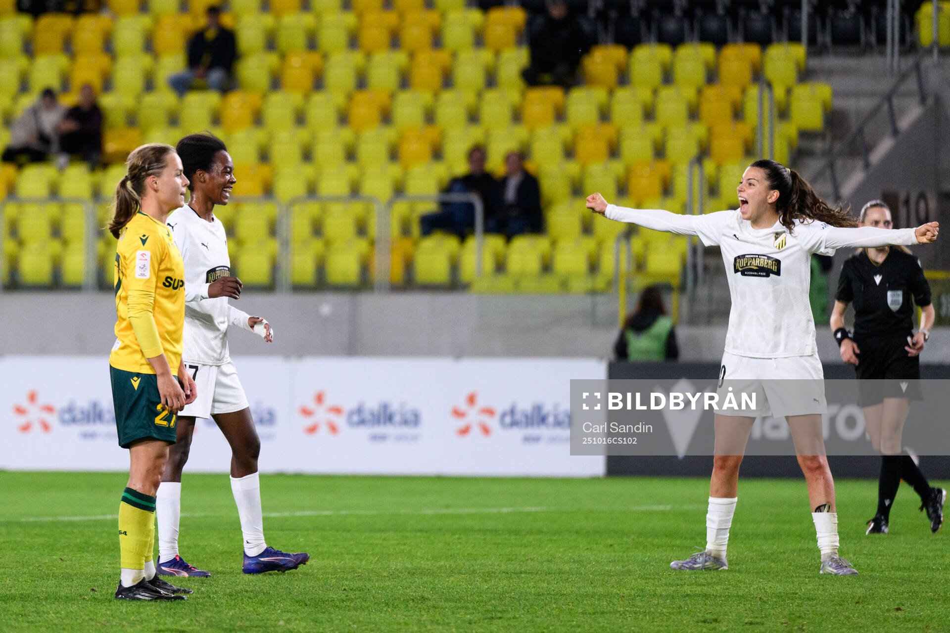 Faith Chinzimu of Häcken celebrates with Helena Sampaio