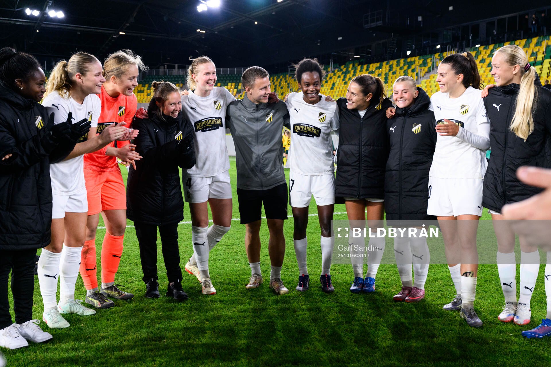 Faith Chinzimu of Häcken celebrates with team mates