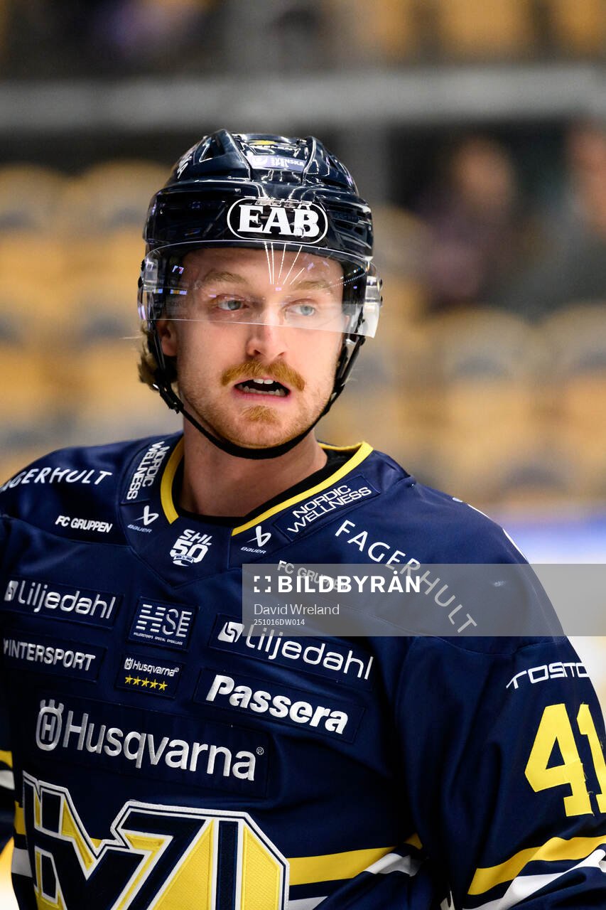 HV71s Riley Woods