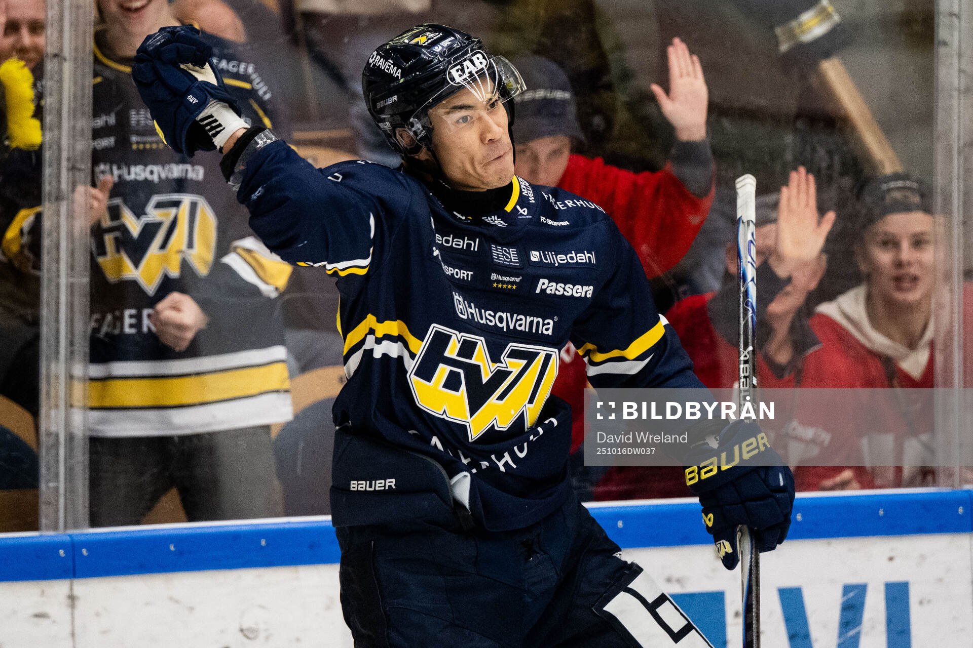 HV71s Jonathan Ang jublar