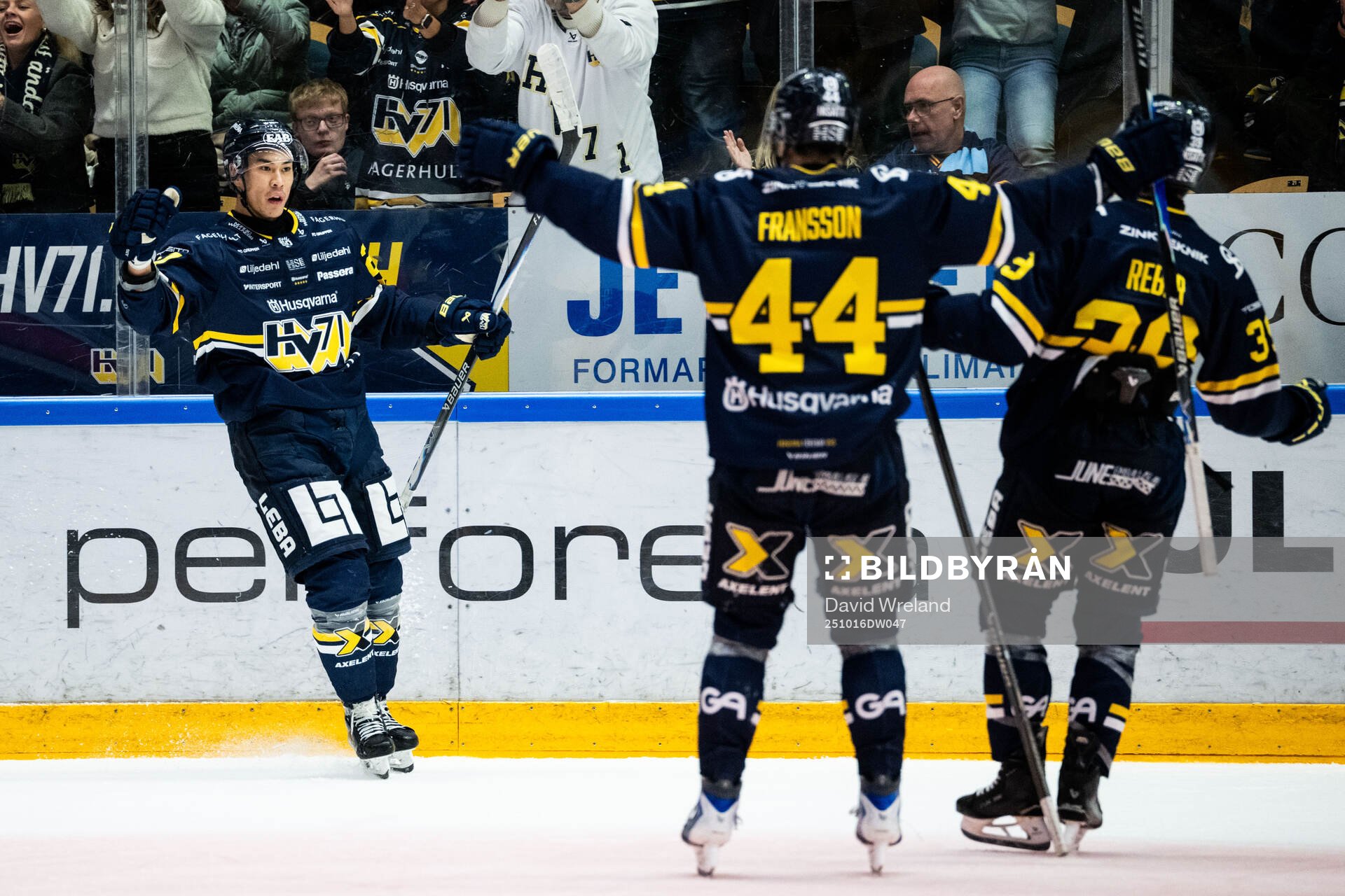 HV71s Jonathan Ang jublar