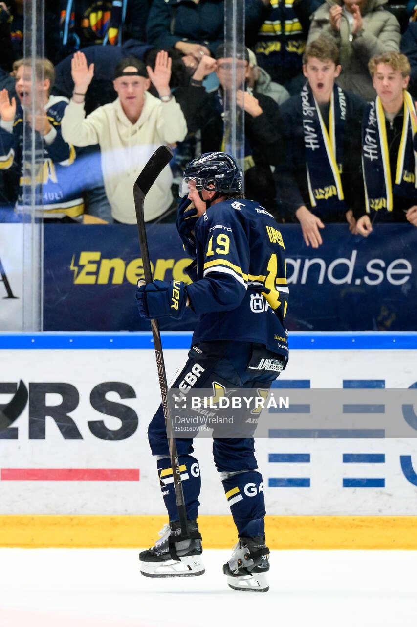 HV71s Niklas Hansson jublar