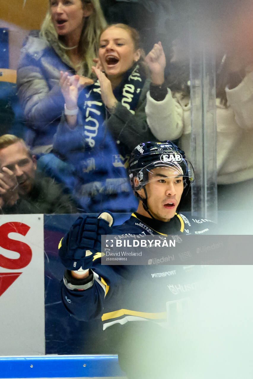 HV71s Jonathan Ang jublar