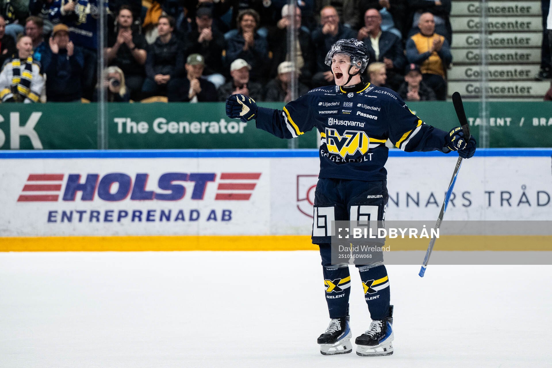 HV71s Hugo Pettersson jublar