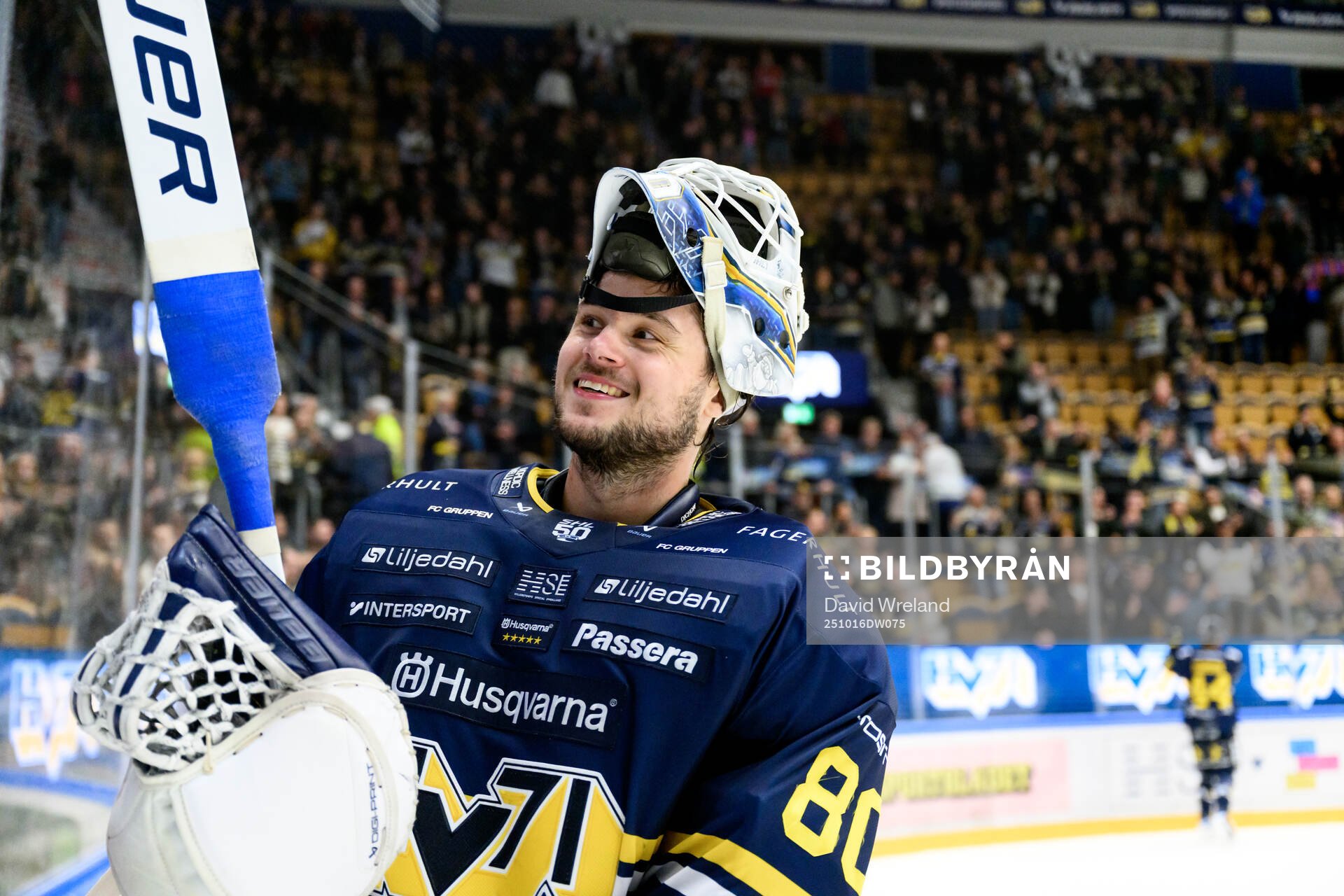 HV71s målvakt Frederik Dichow jublar