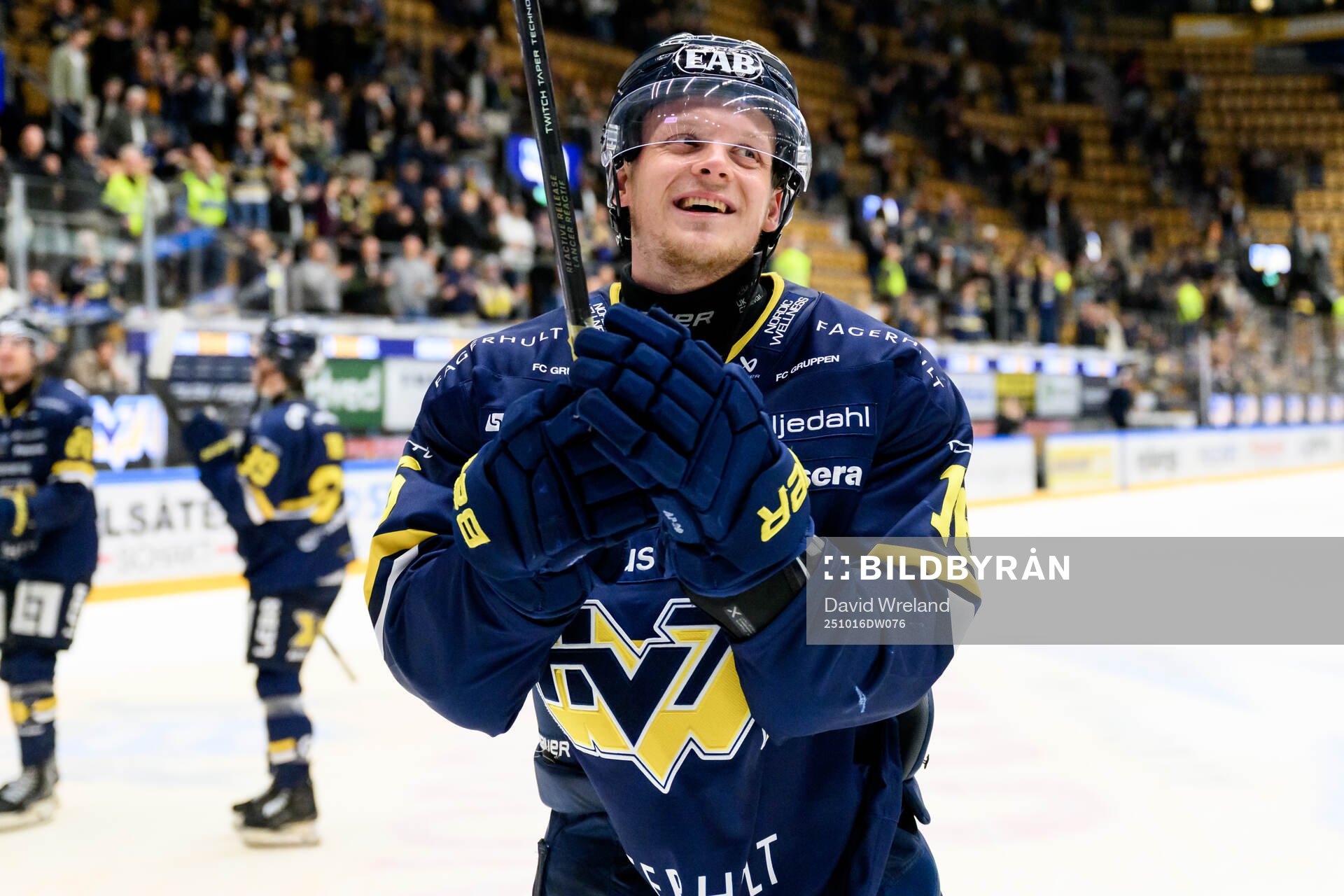 HV71s Linus Lindström jublar