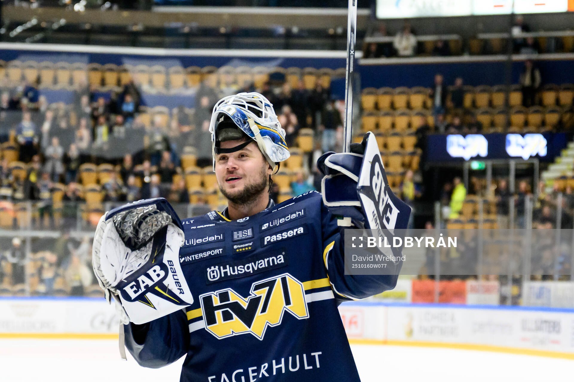 HV71s målvakt Frederik Dichow  jublar