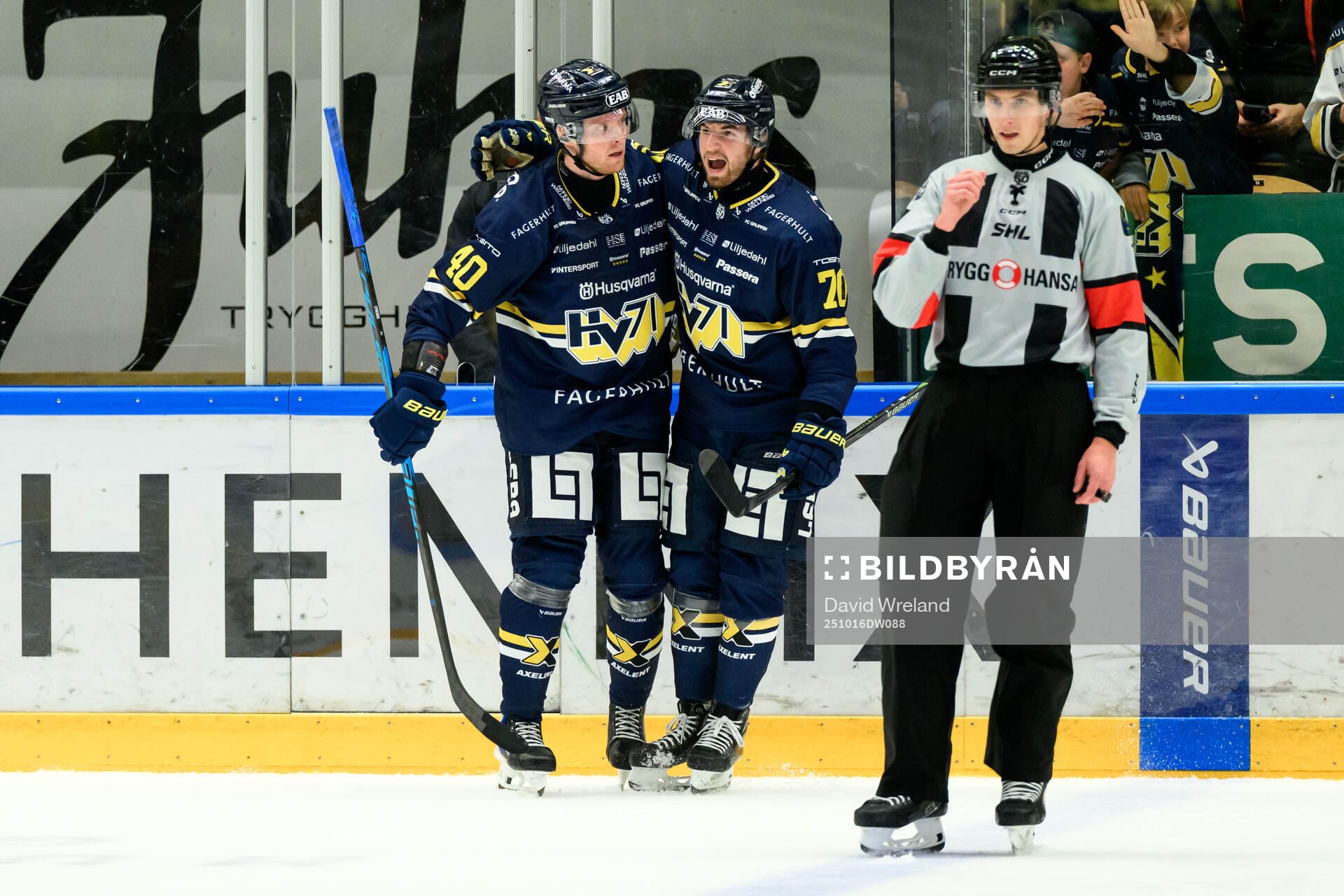 HV71s Oskar Stål-Lyrenäs  jublar