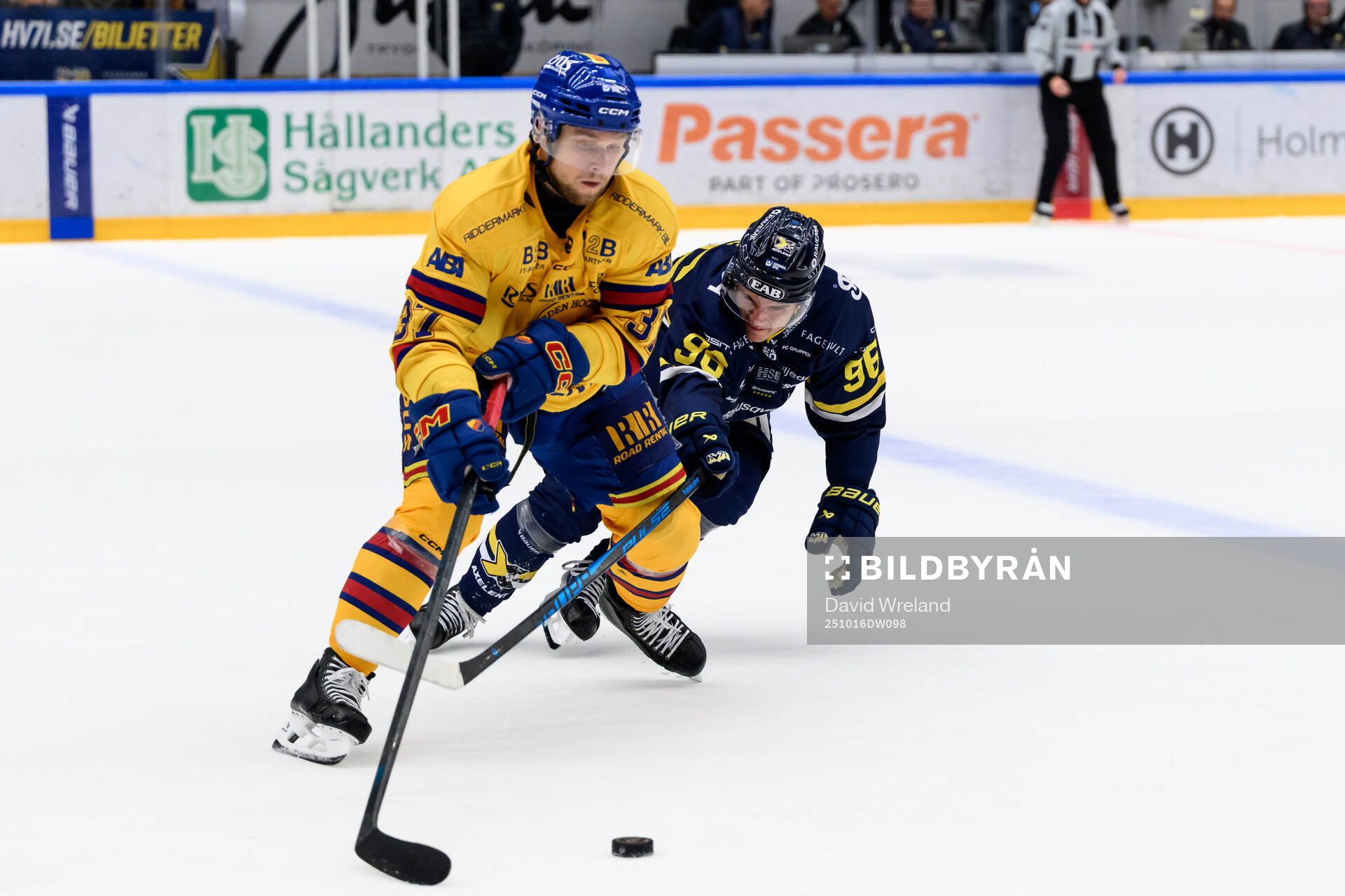 Djurgårdens Jesper Pettersson och HV71s Nikola Pasic
