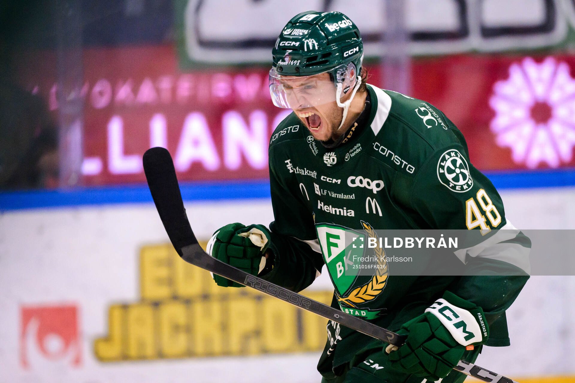 Färjestads Filip Roos jublar