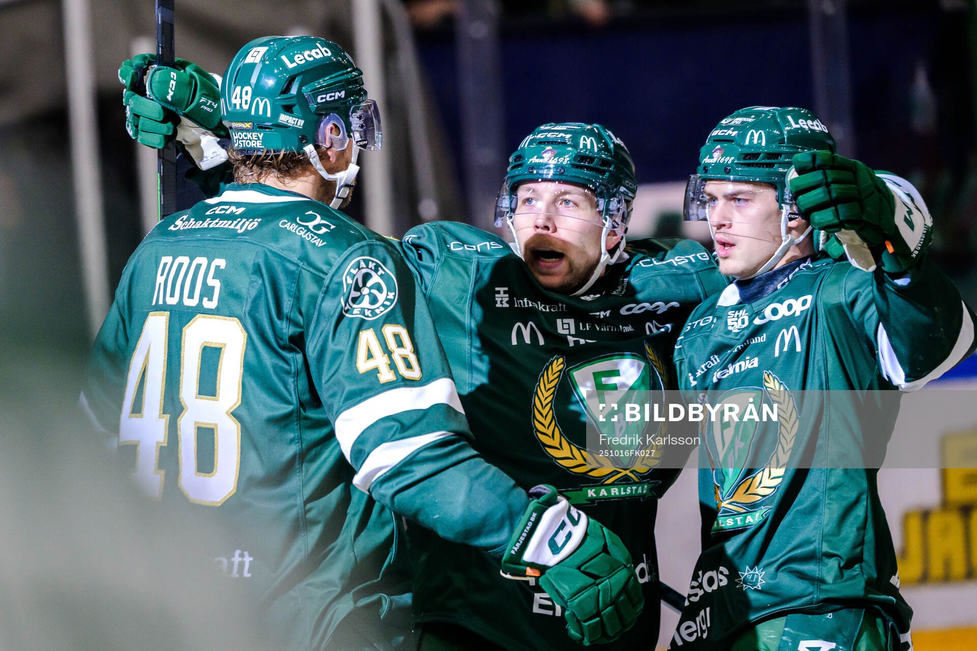 Färjestads Filip Roos jublar med Emil Alba och Lucas