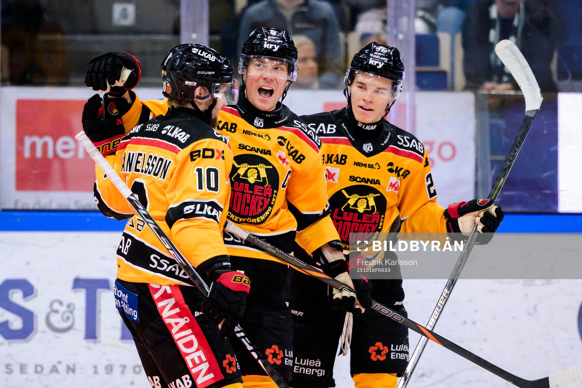 Luleås Erik Gustafsson jublar med lagkamrater