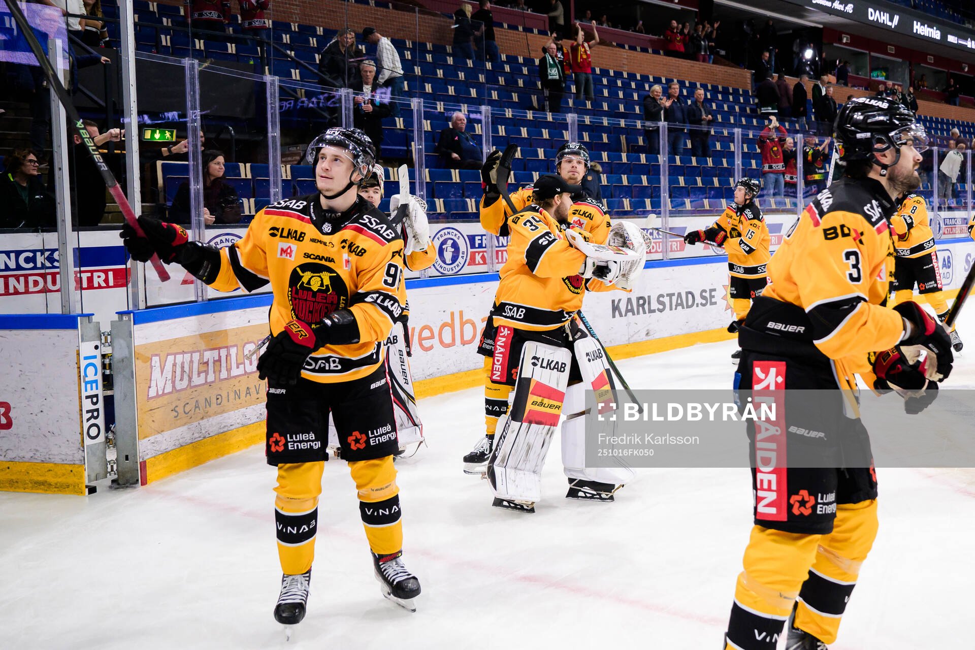 Luleås Pontus Andreasson jublar med lagkamrater