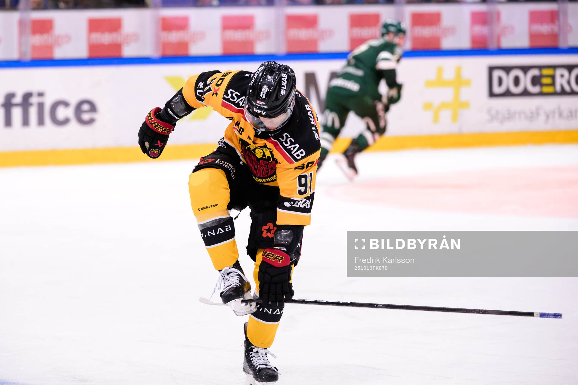 Luleås Brian O'Neill har fått klubban i skenan
