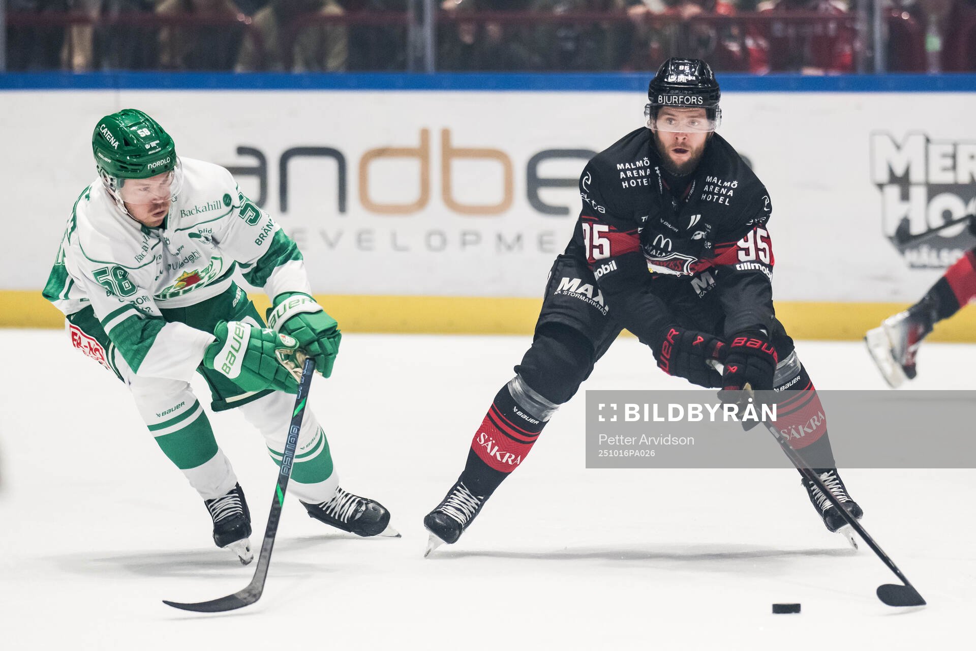 Rögles Filip Johansson och Malmö Redhawks Carl Persson