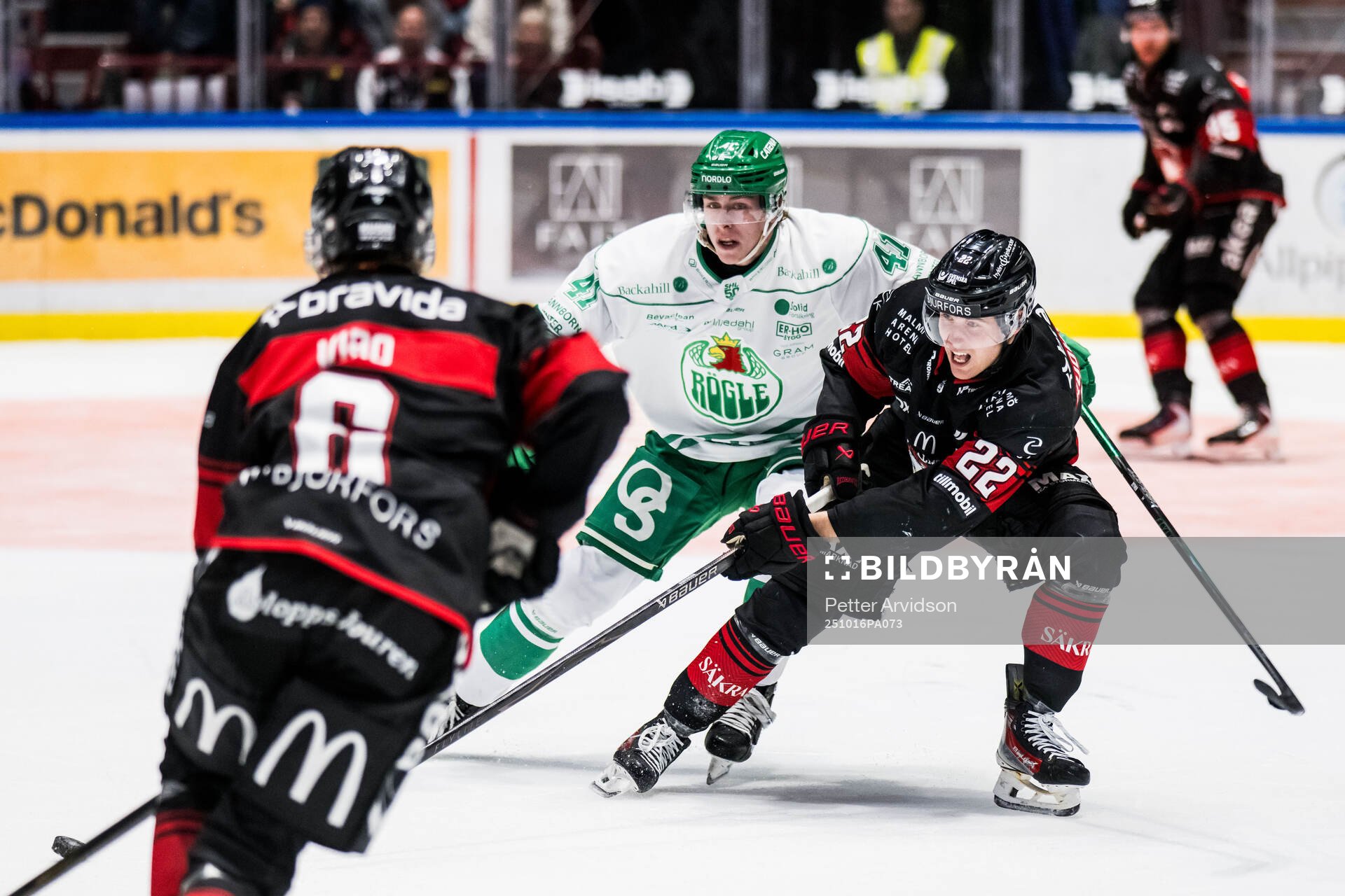 Rögles Simon Zether och Malmö Redhawks Janne Kuokkanen