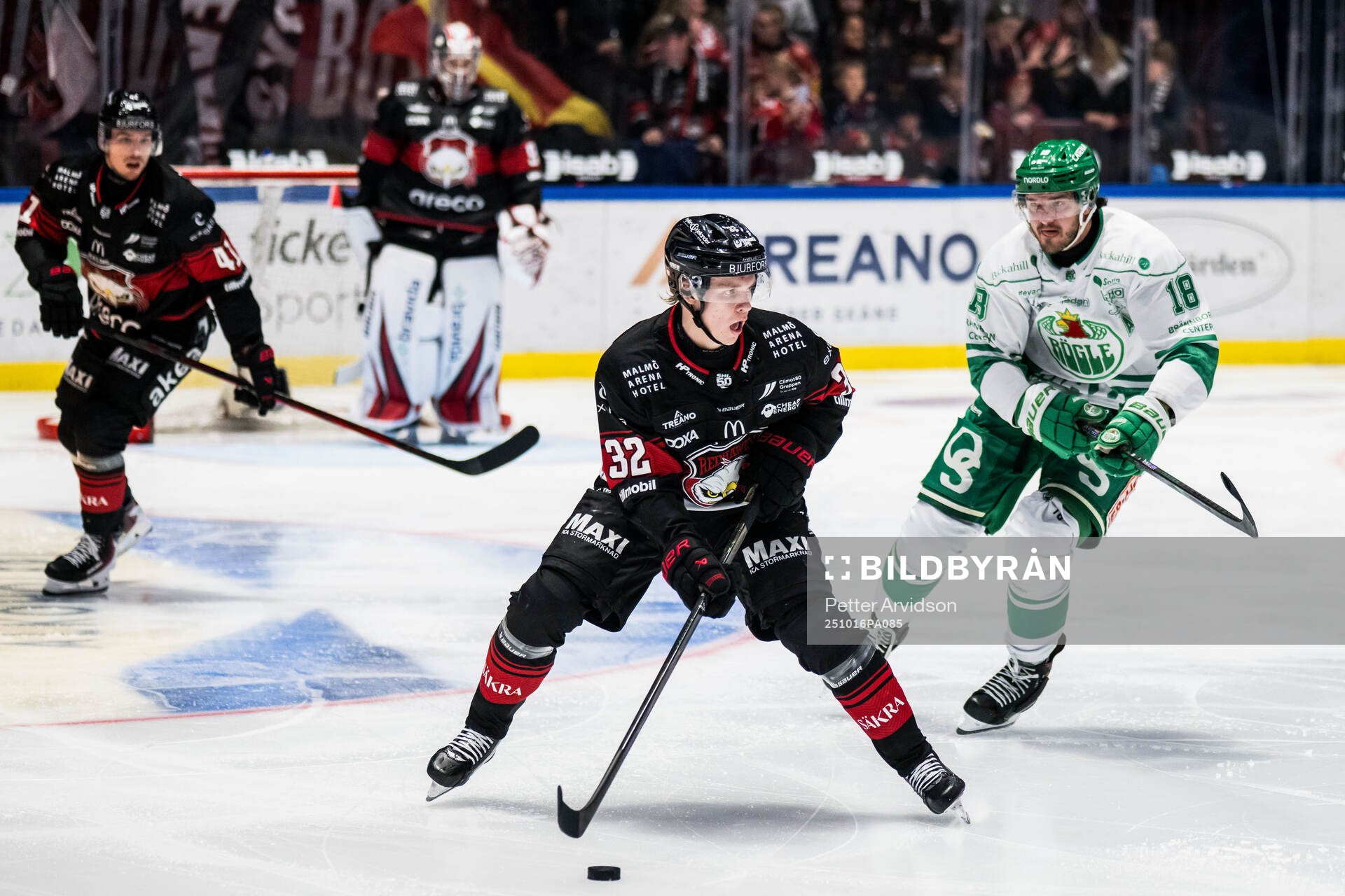 Malmö Redhawks Joona Ikonen och Rögles Dennis Everberg