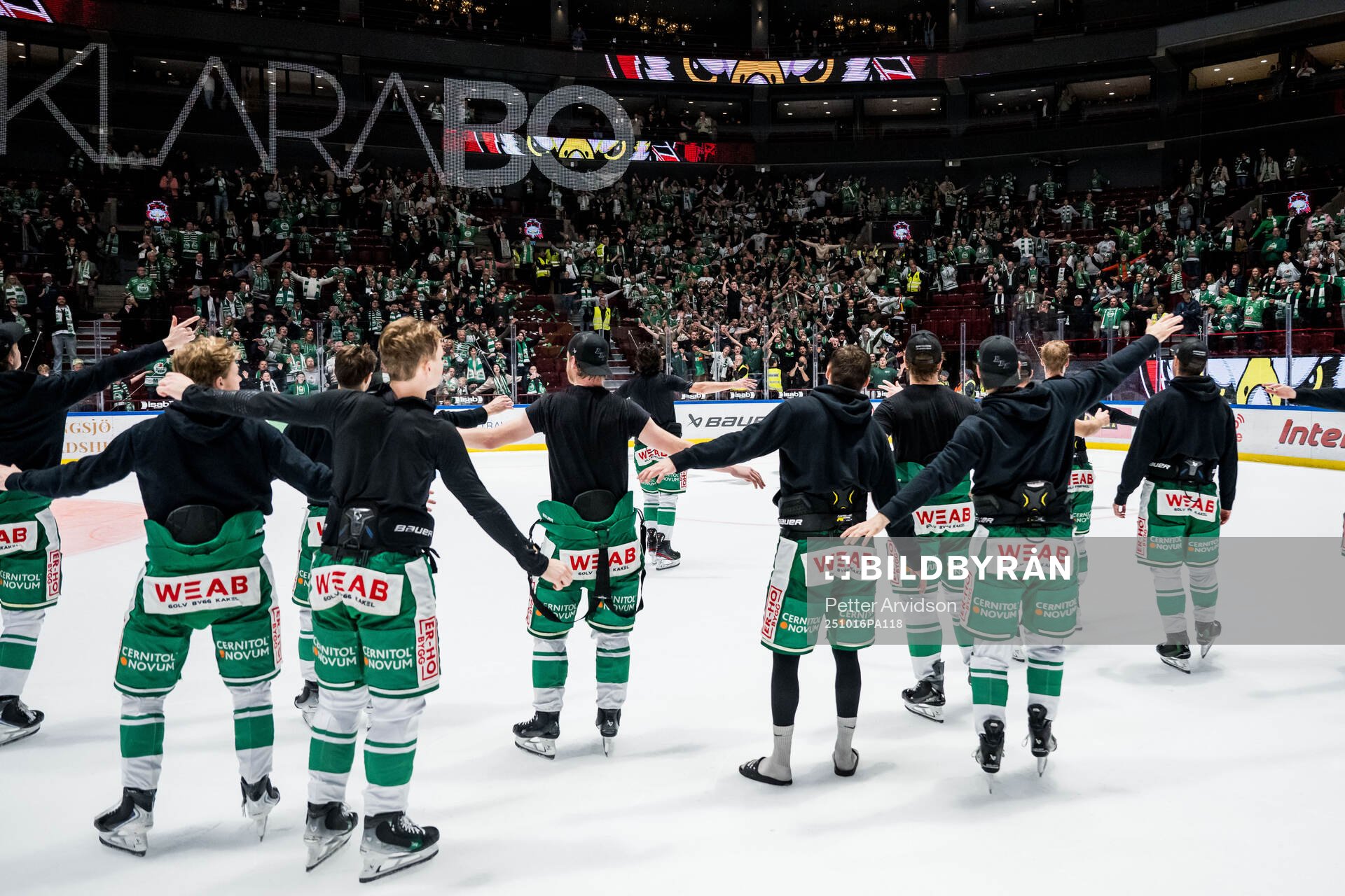 Rögles spelare och supportrar jublar