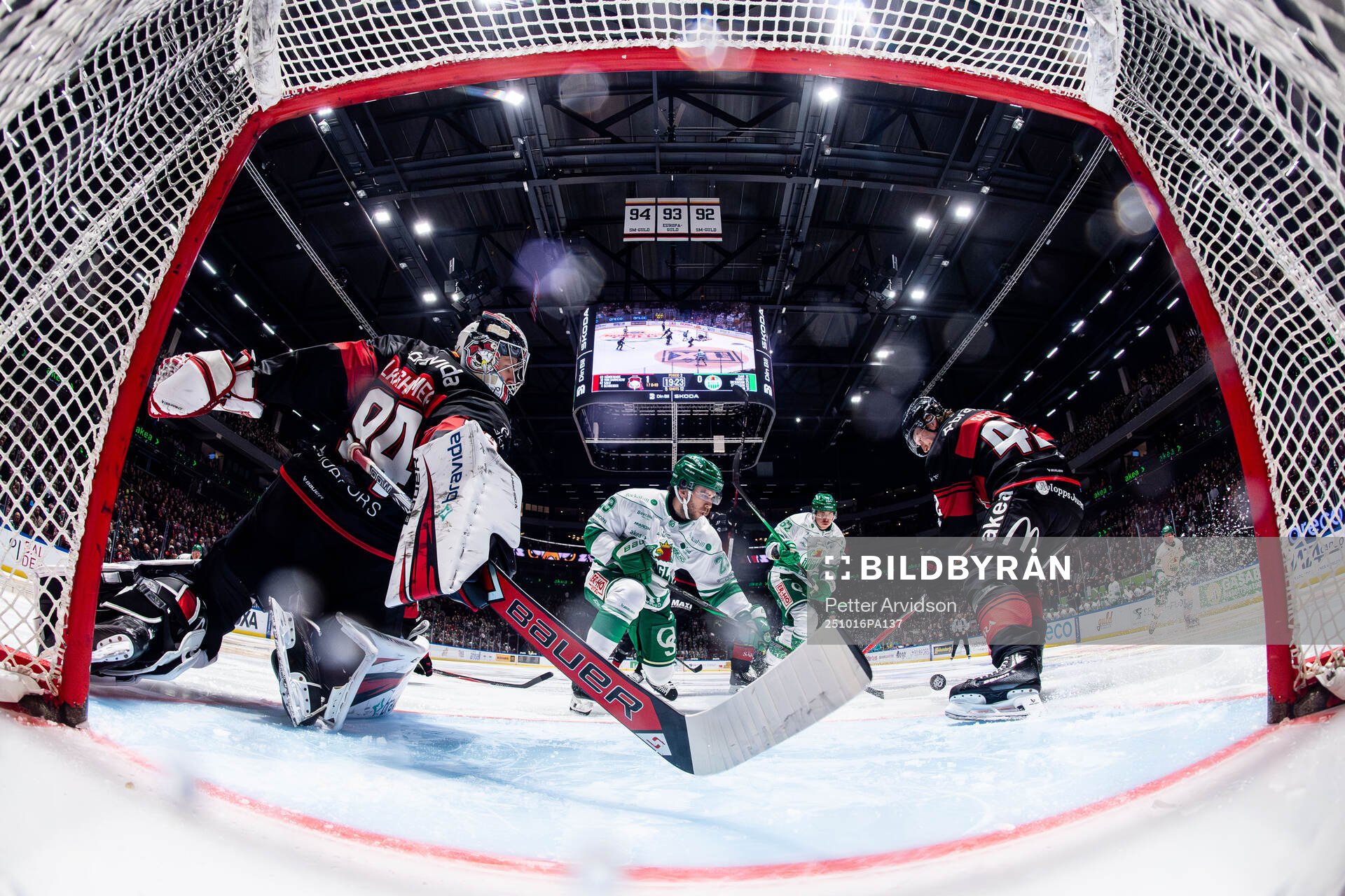 Rögles Josh Dickinson oroar mot Malmö Redhawks målvakt