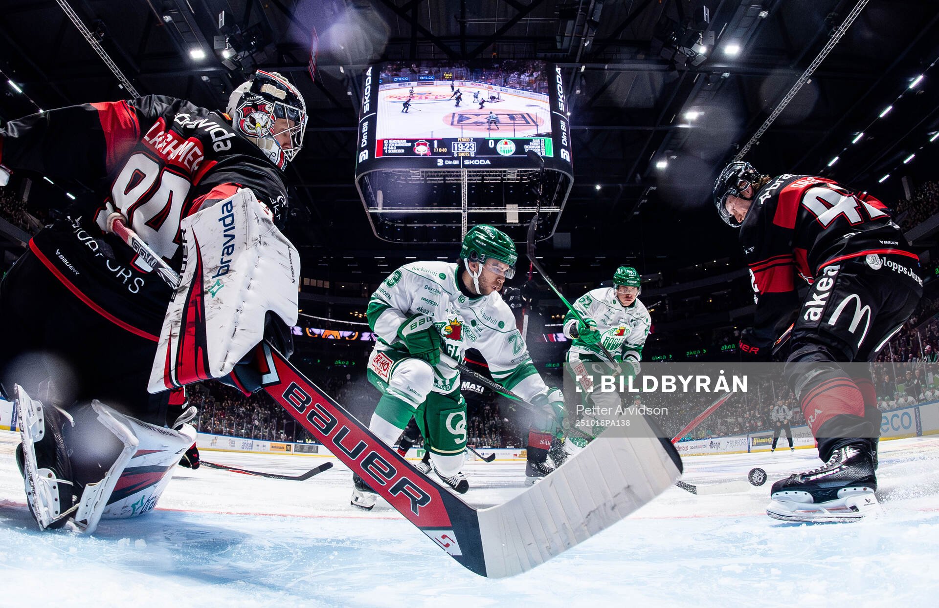 Rögles Josh Dickinson oroar mot Malmö Redhawks målvakt