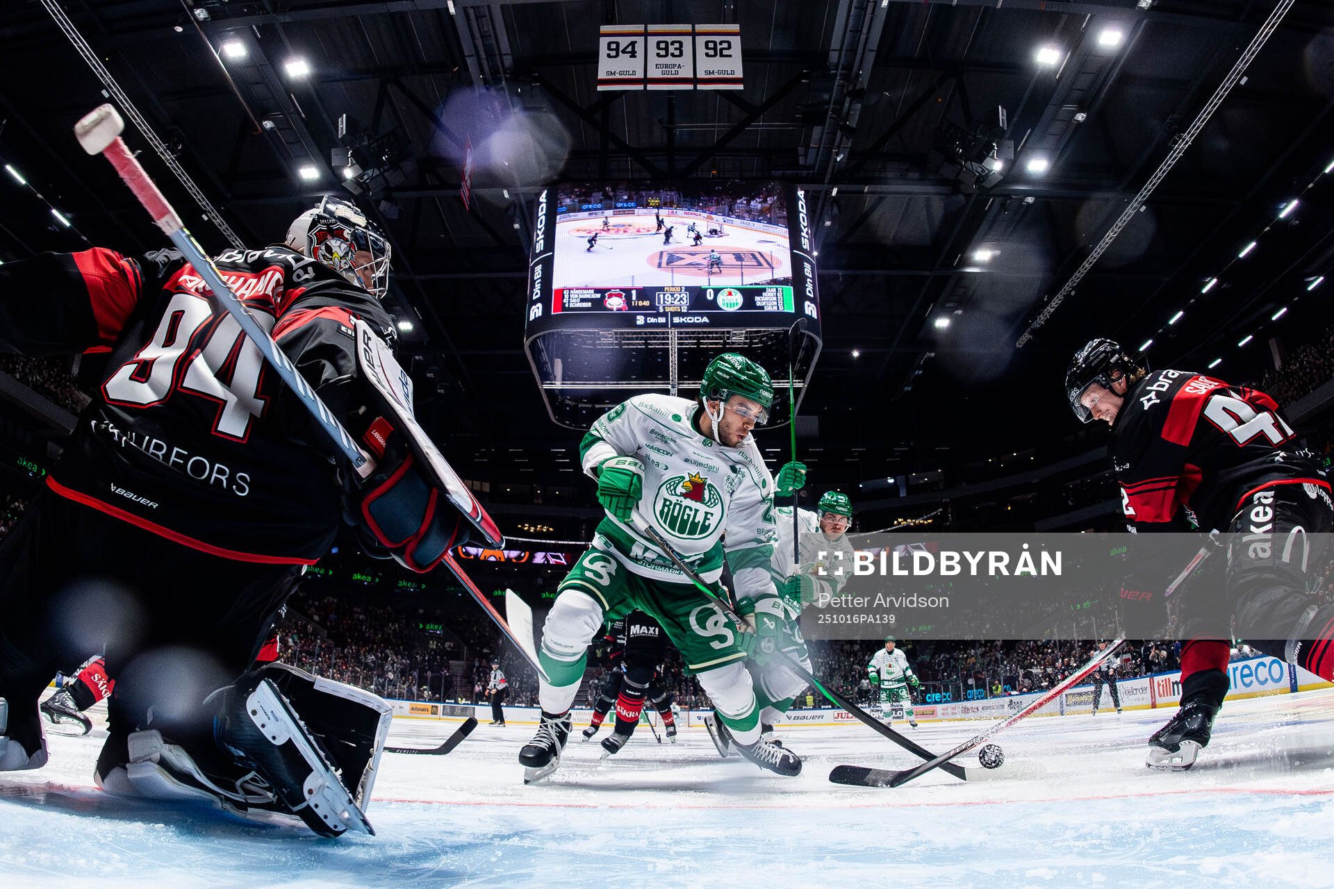 Rögles Josh Dickinson oroar mot Malmö Redhawks målvakt
