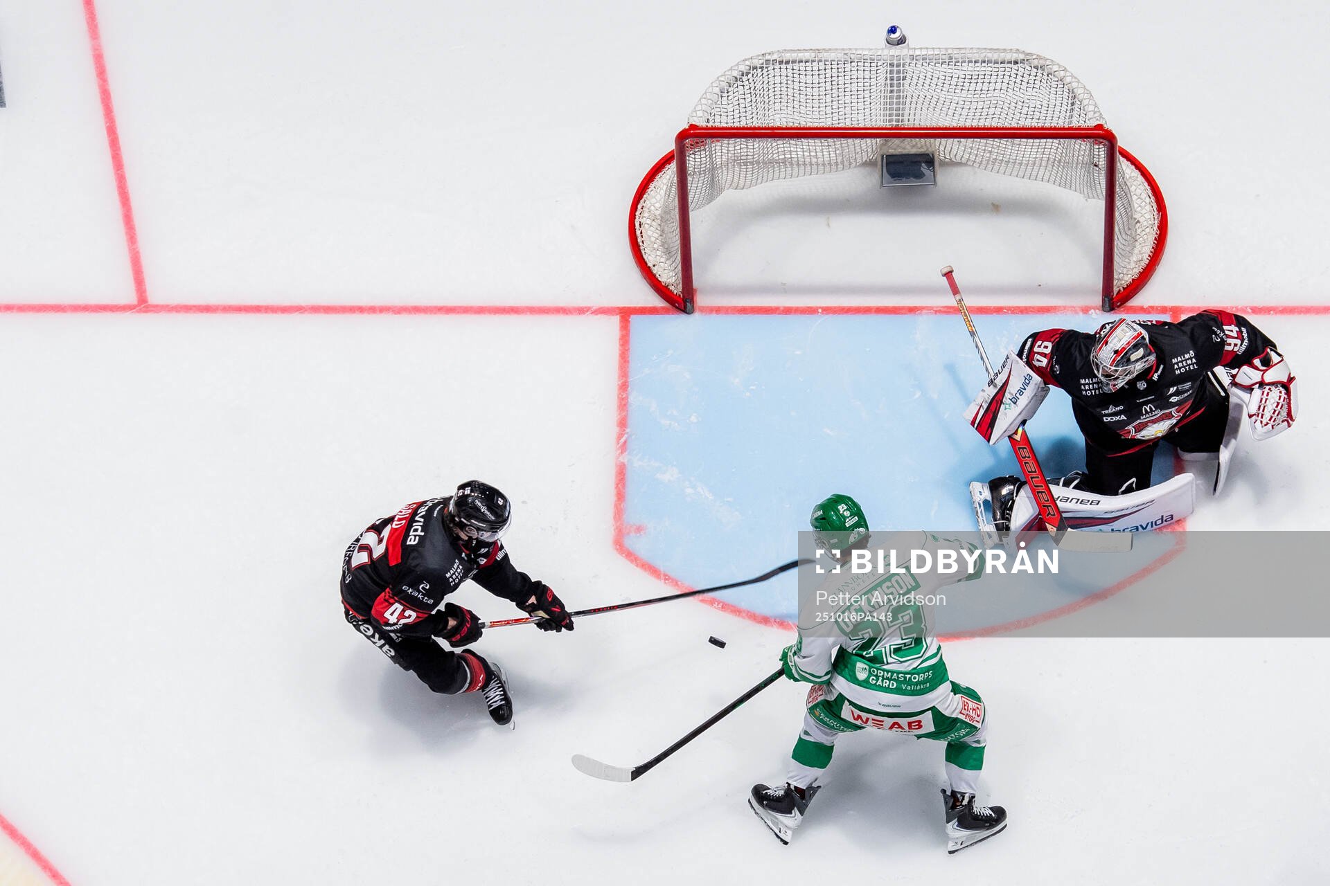 Rögles Josh Dickinson oroar mot Malmö Redhawks Robin Salo