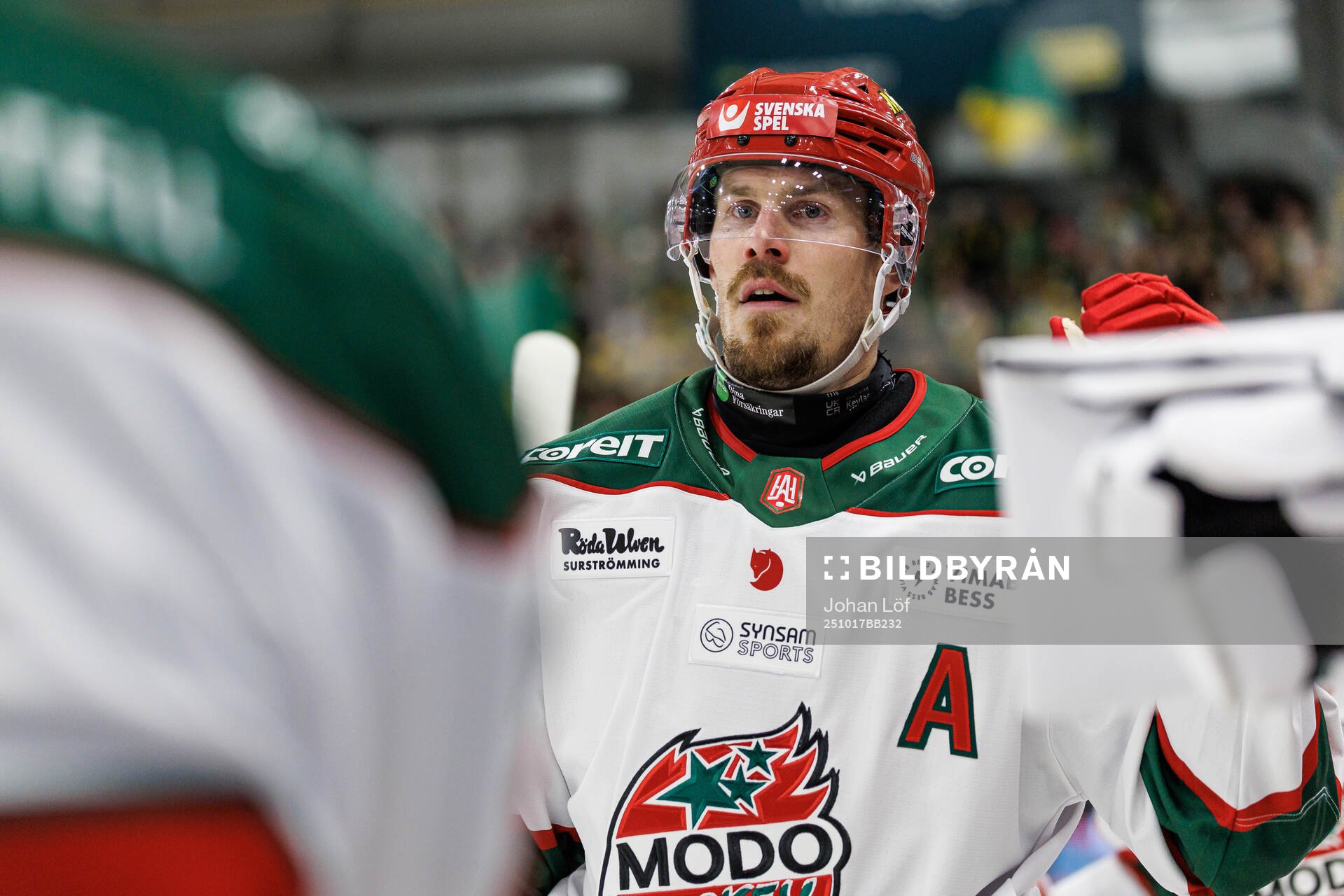Modos Emil Larsson jublar