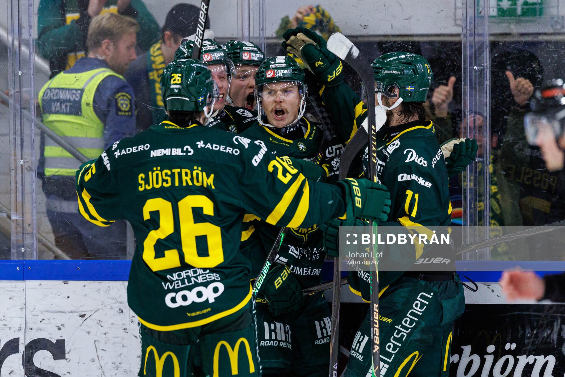 Björklövens Axel Ottosson jublar