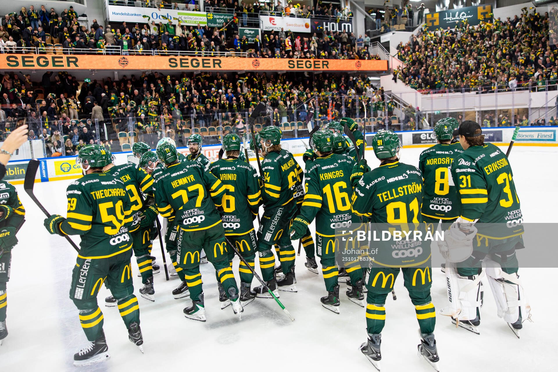 Björklövens spelare jublar över vinsten