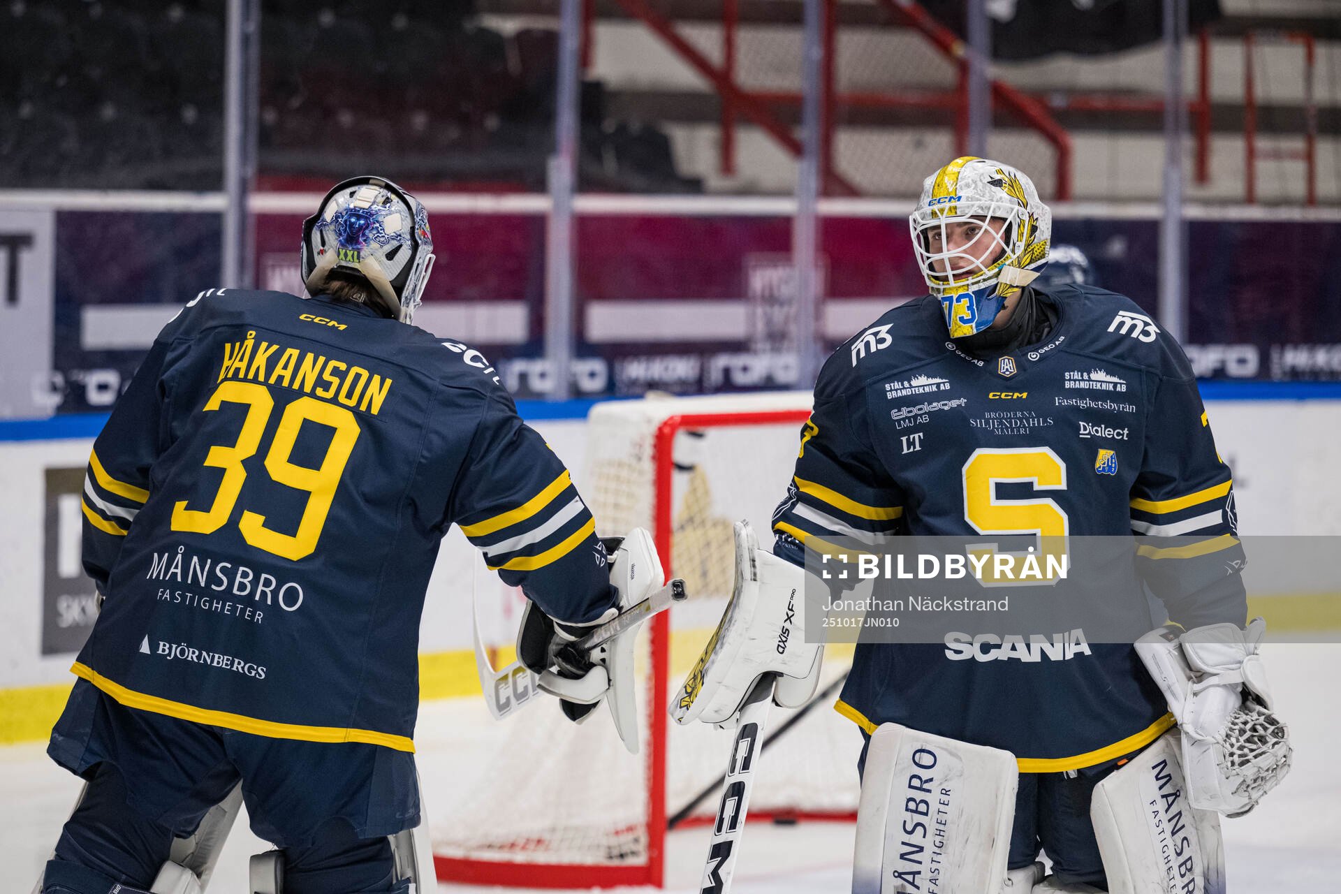 Södertäljes målvakt Oliver Håkansson och målvakt Love