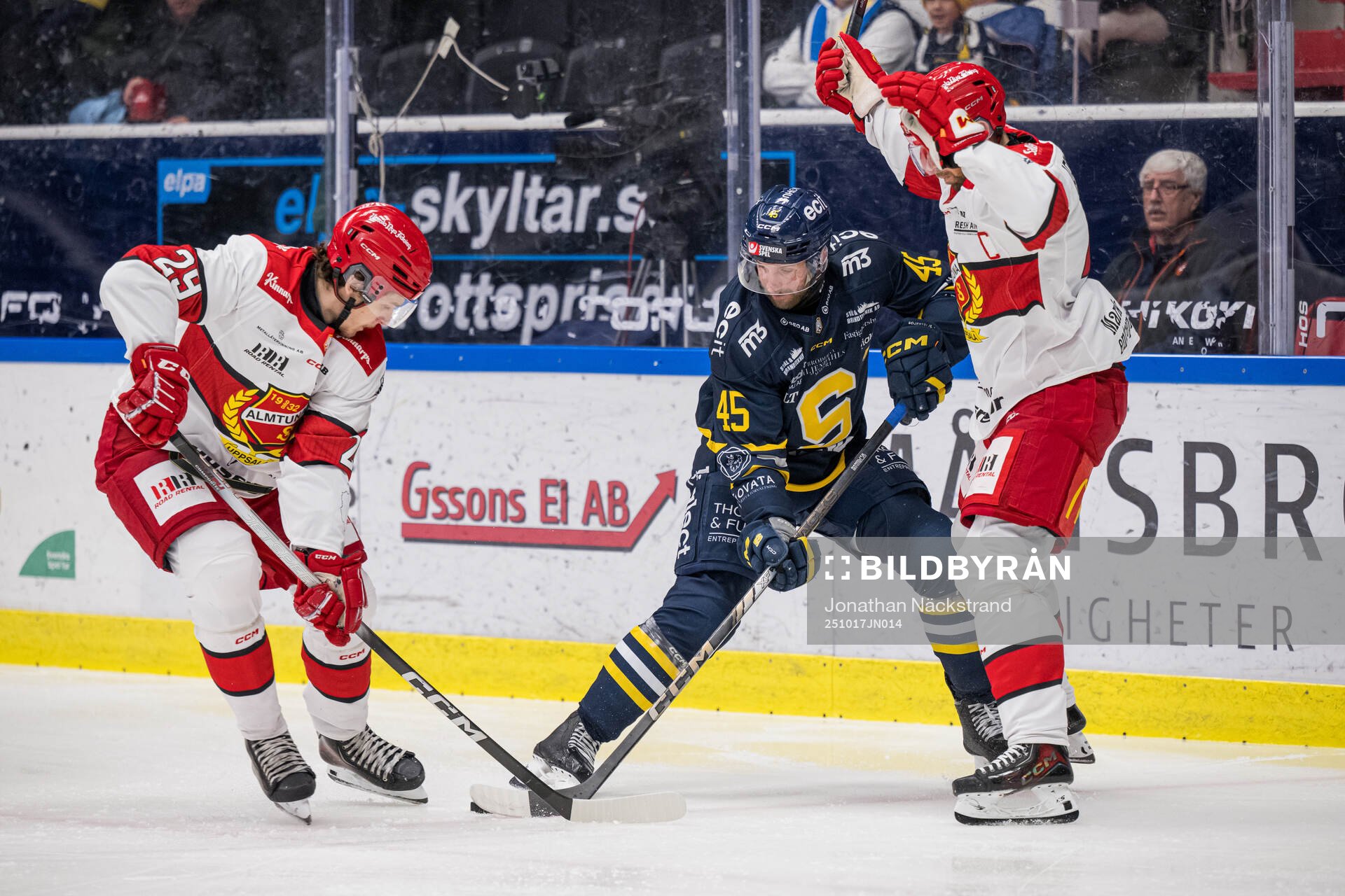 Almtunas Lukas Smith och Victor Aronsson mot Södertäljes