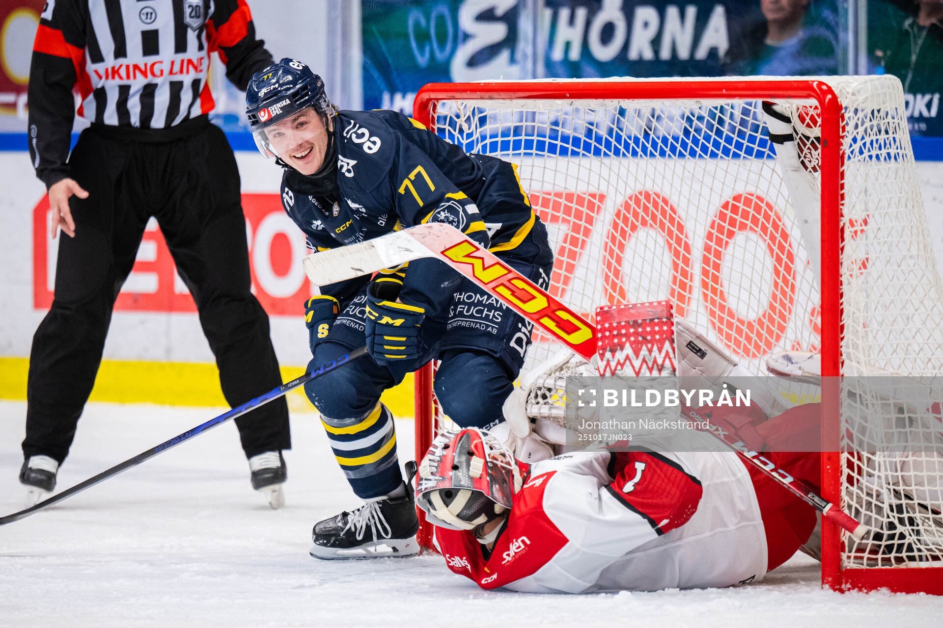 Södertäljes Brett Stapley och Almtunas målvakt Herman Liv