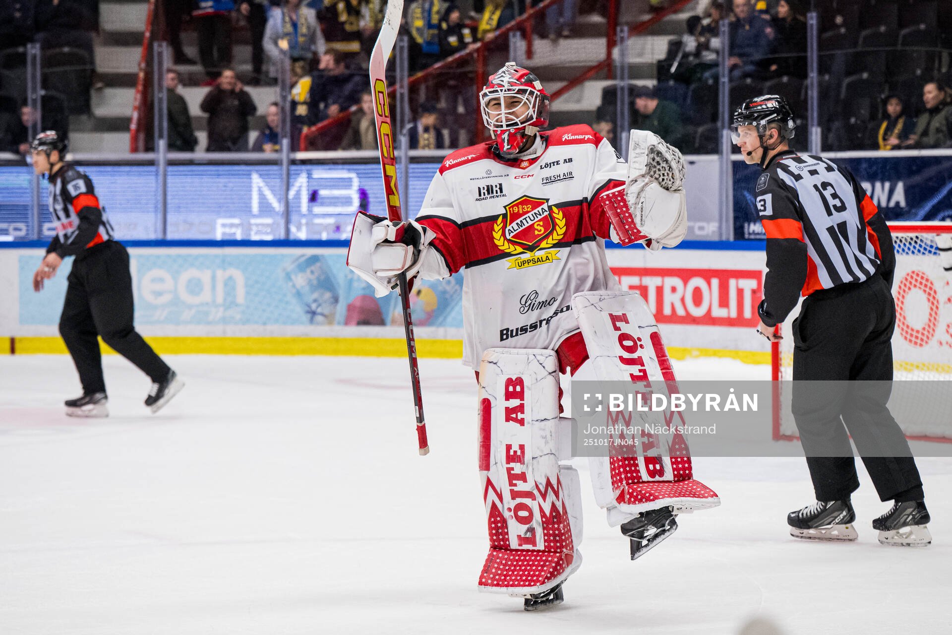 Almtunas målvakt Herman Liv jublar