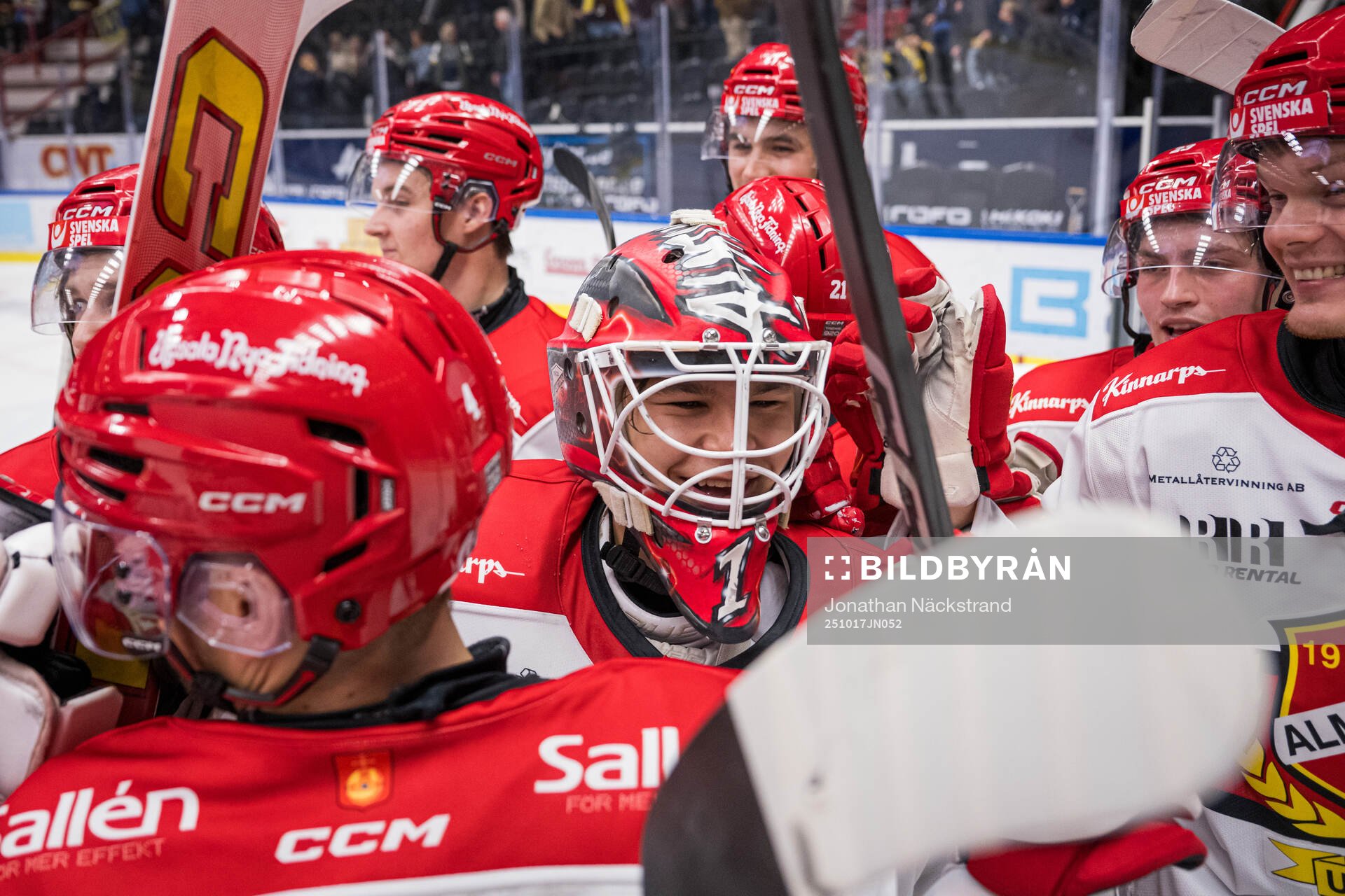 Almtunas målvakt Herman Liv jublar